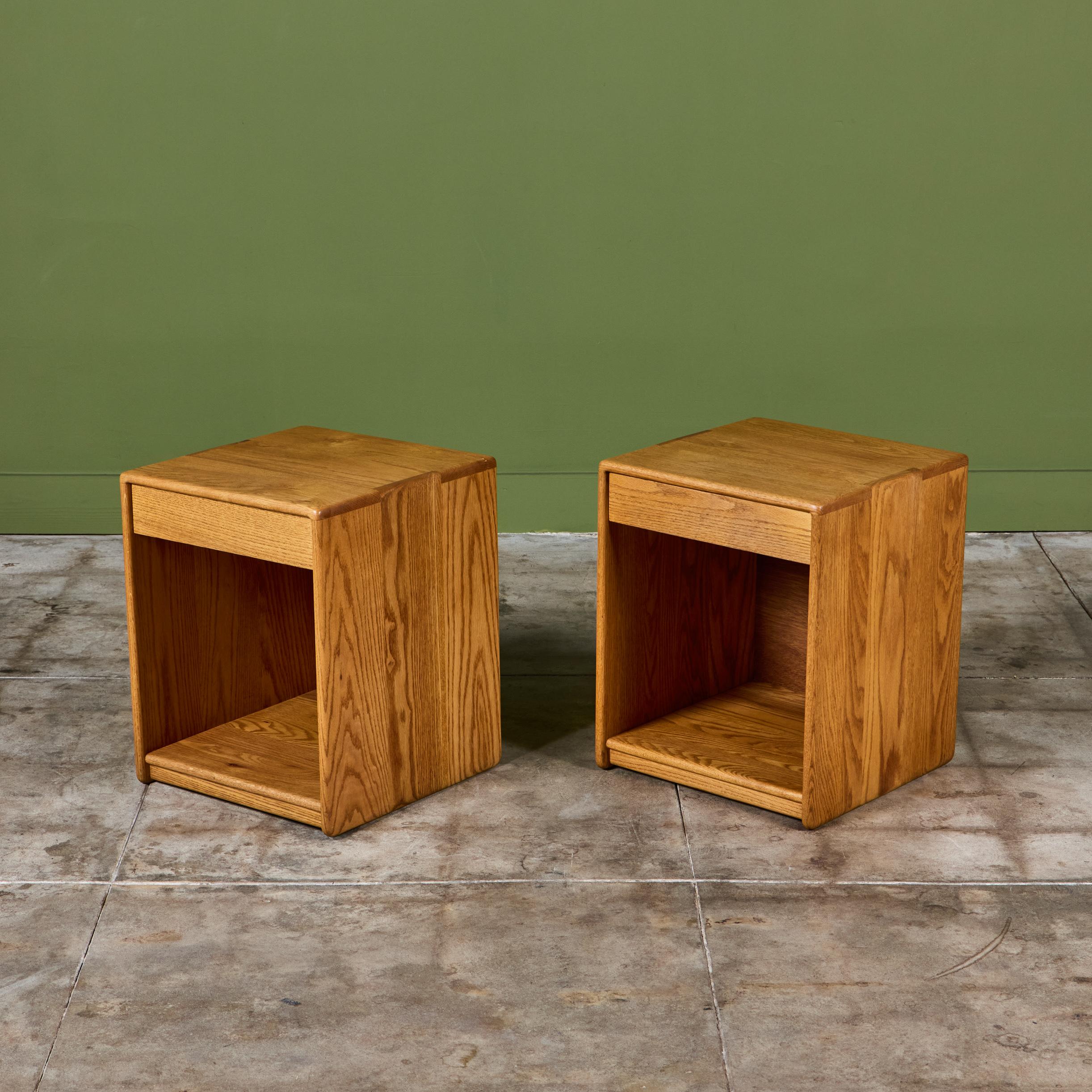 Coppia di comodini in Oak Oak di Gerald McCabe per Eon Furniture in vendita 3