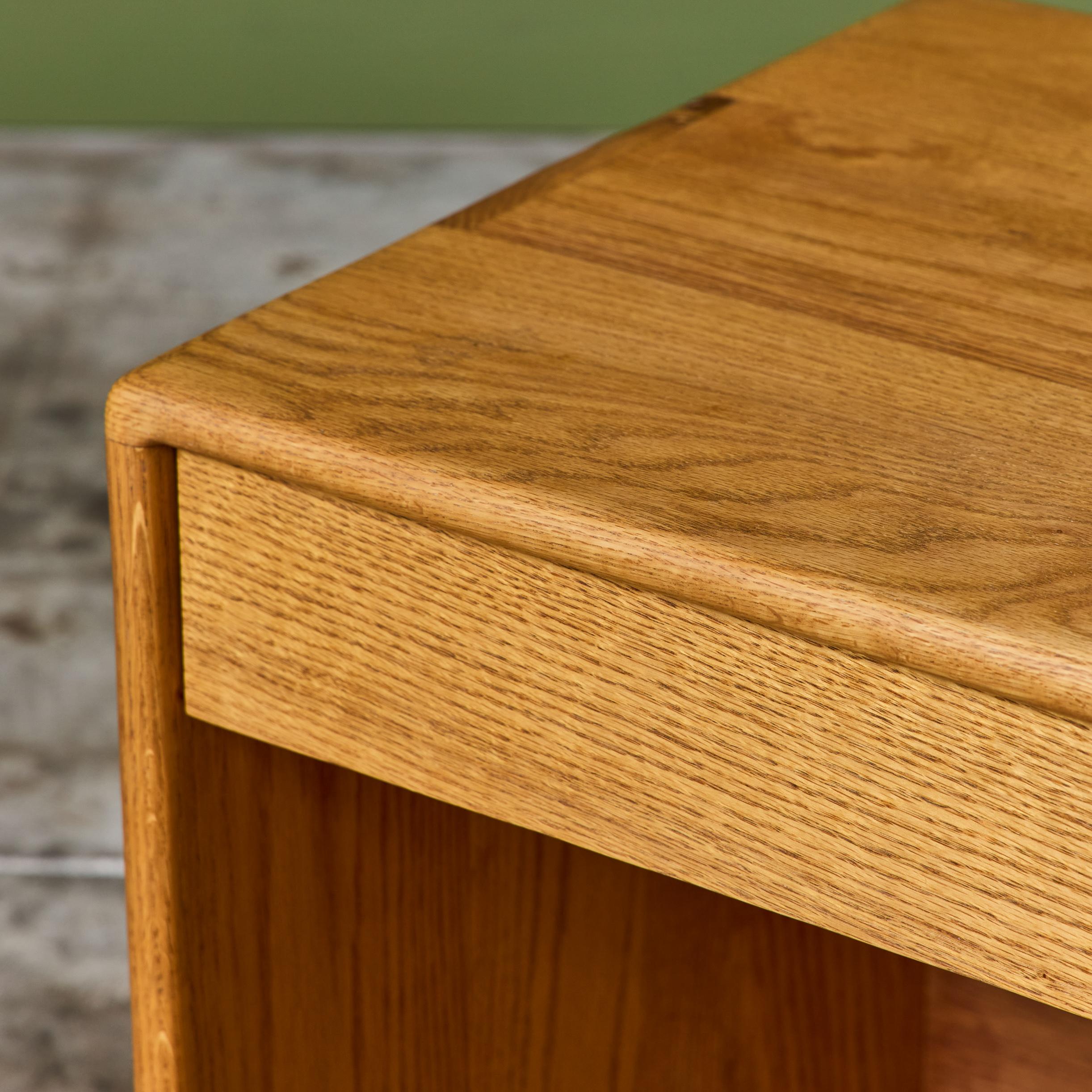 Coppia di comodini in Oak Oak di Gerald McCabe per Eon Furniture in vendita 5
