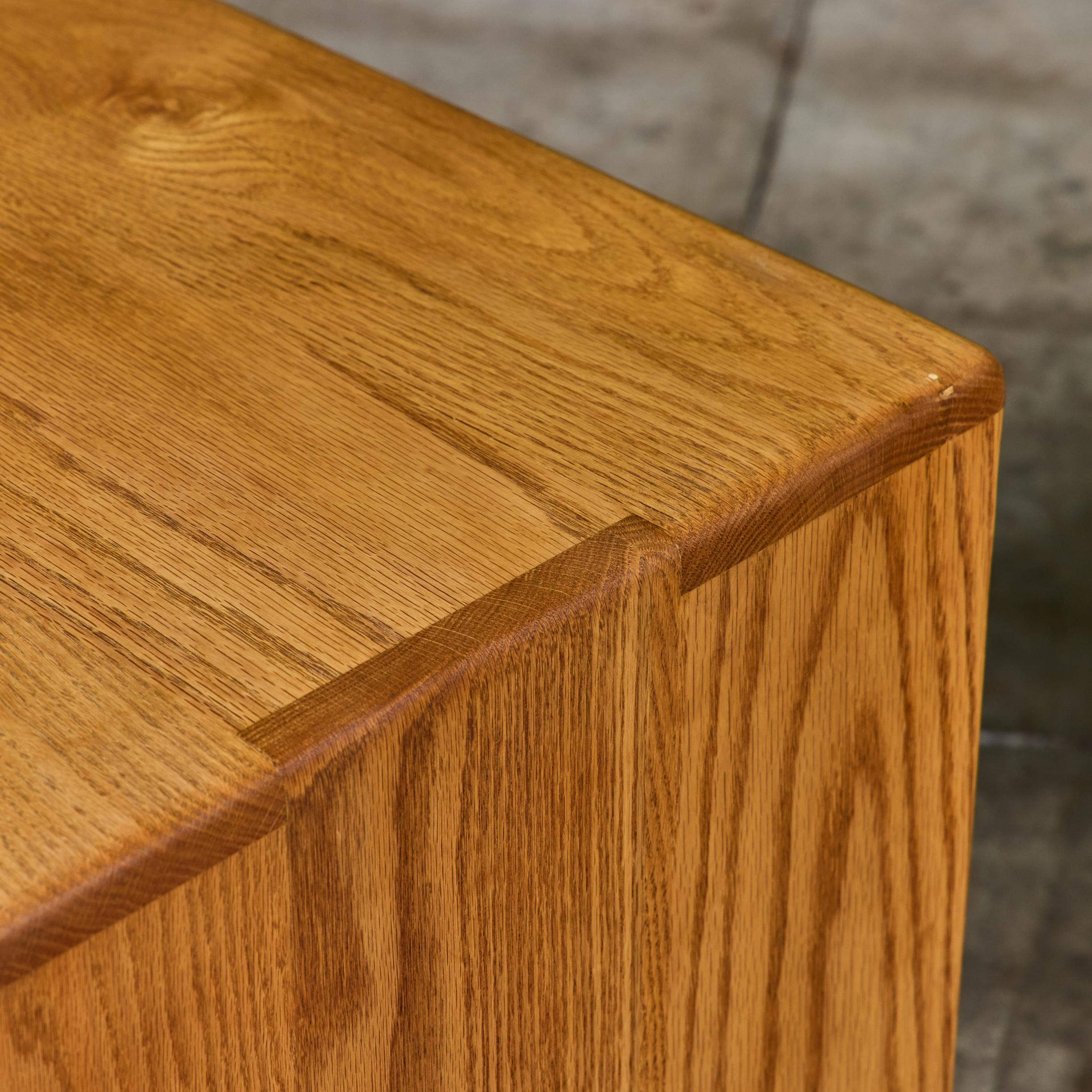 Coppia di comodini in Oak Oak di Gerald McCabe per Eon Furniture in vendita 7