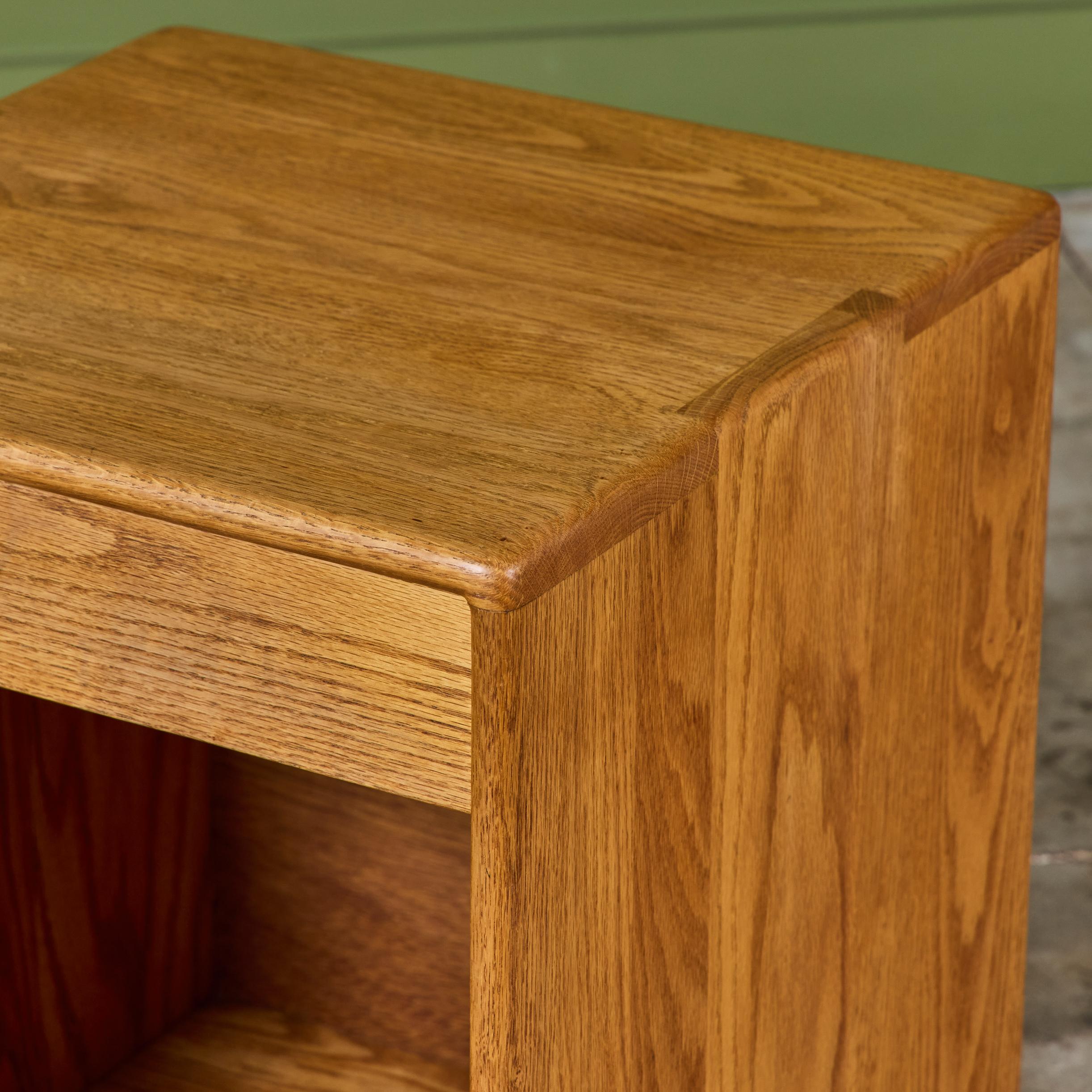 Coppia di comodini in Oak Oak di Gerald McCabe per Eon Furniture in vendita 9