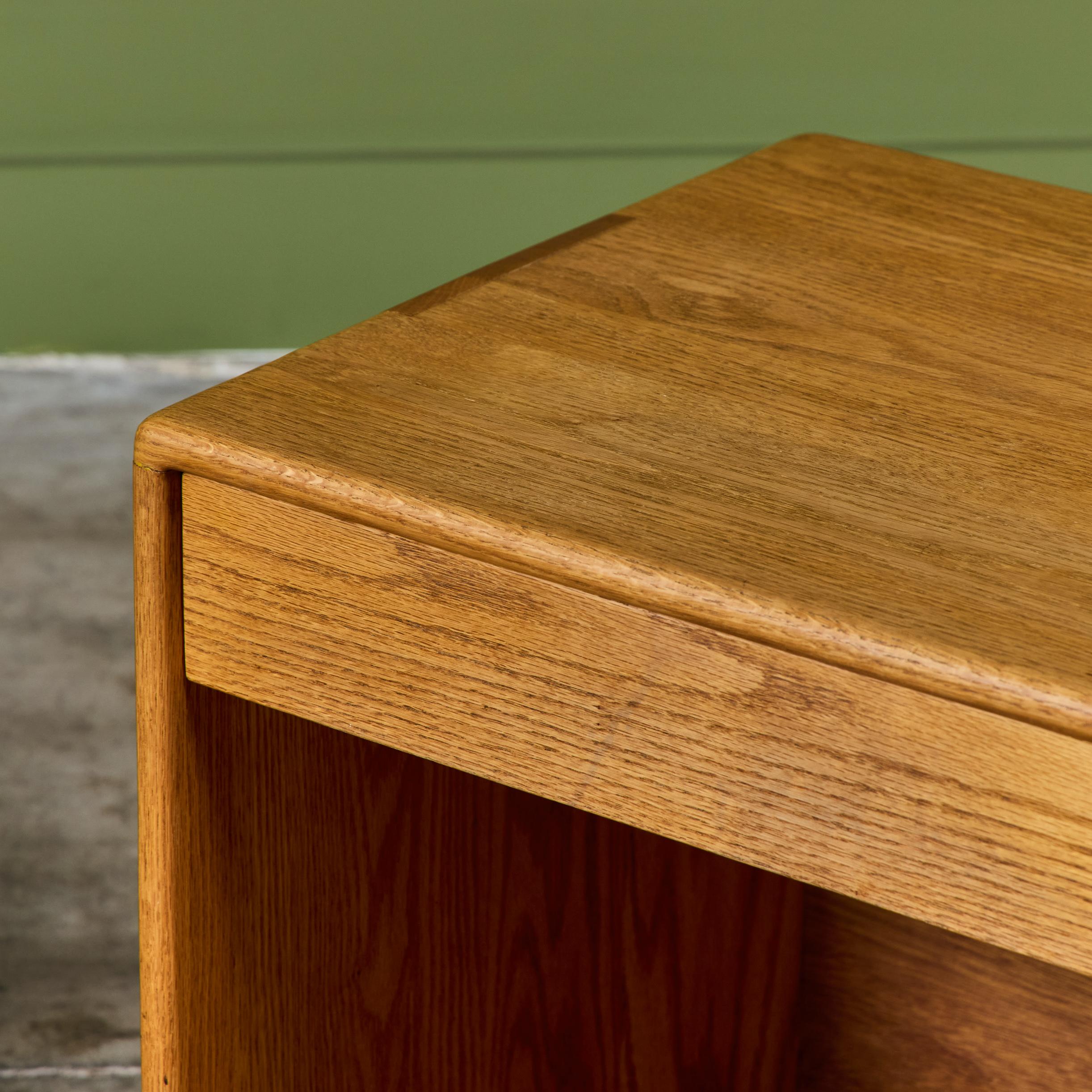 Coppia di comodini in Oak Oak di Gerald McCabe per Eon Furniture in vendita 10