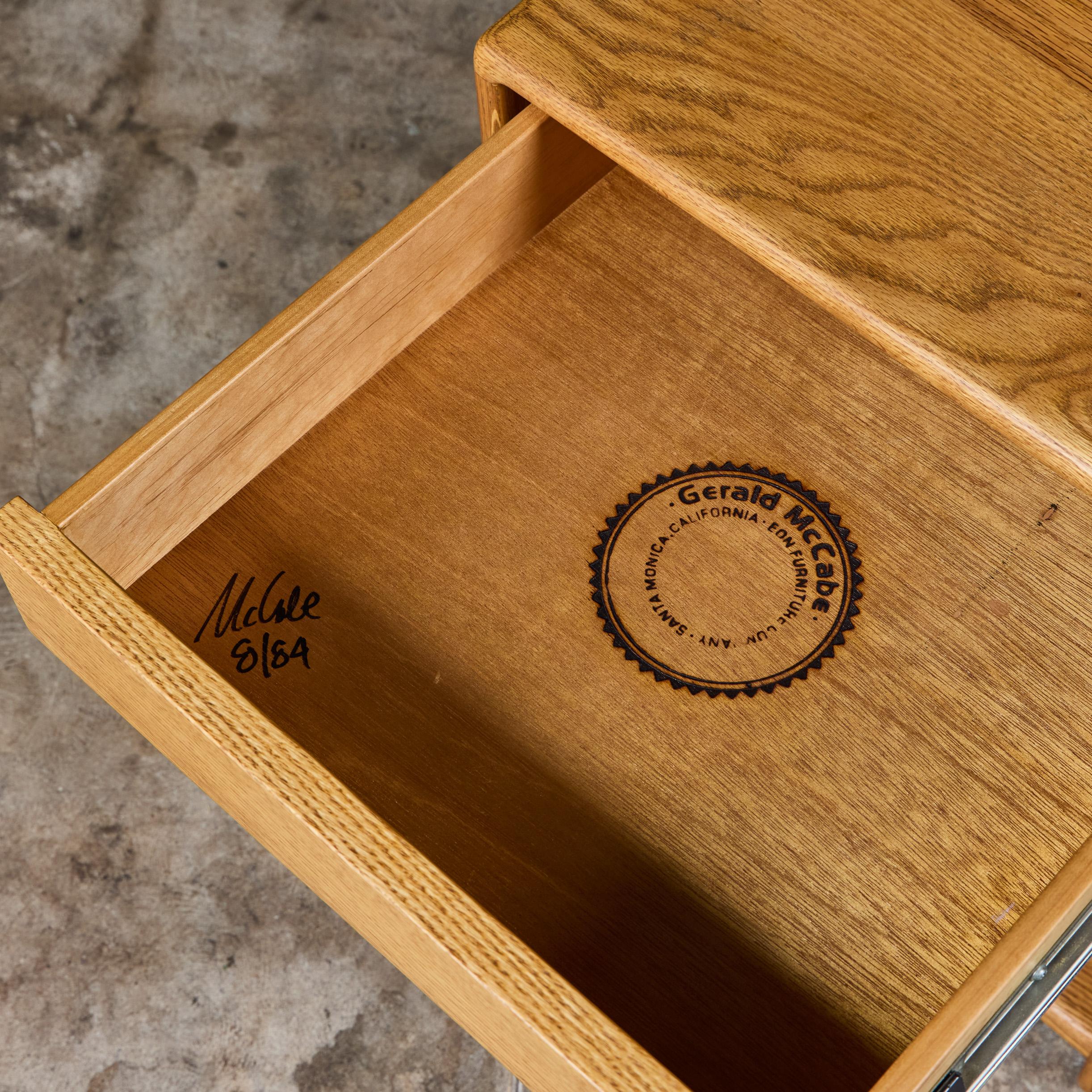Coppia di comodini in Oak Oak di Gerald McCabe per Eon Furniture in vendita 11