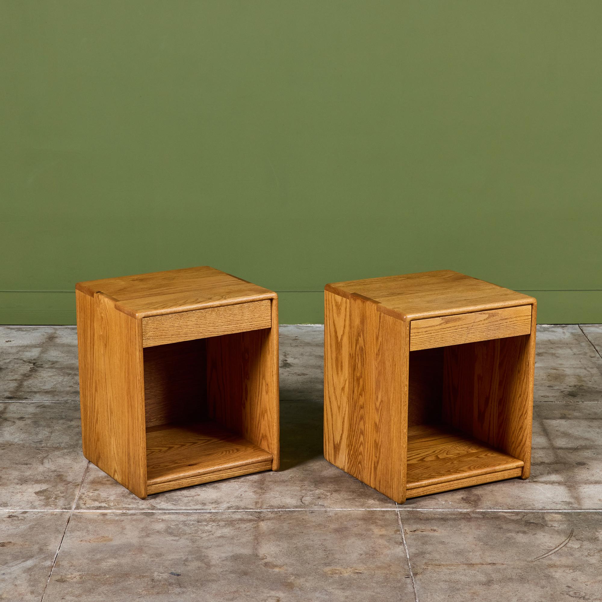 Coppia di comodini di Gerald McCabe per Eon Furniture, USA. I comodini in rovere sono caratterizzati dalla tipica falegnameria a pettine di McCabe, da ampi ripiani e da un unico cassetto superiore.

Dimensioni
18