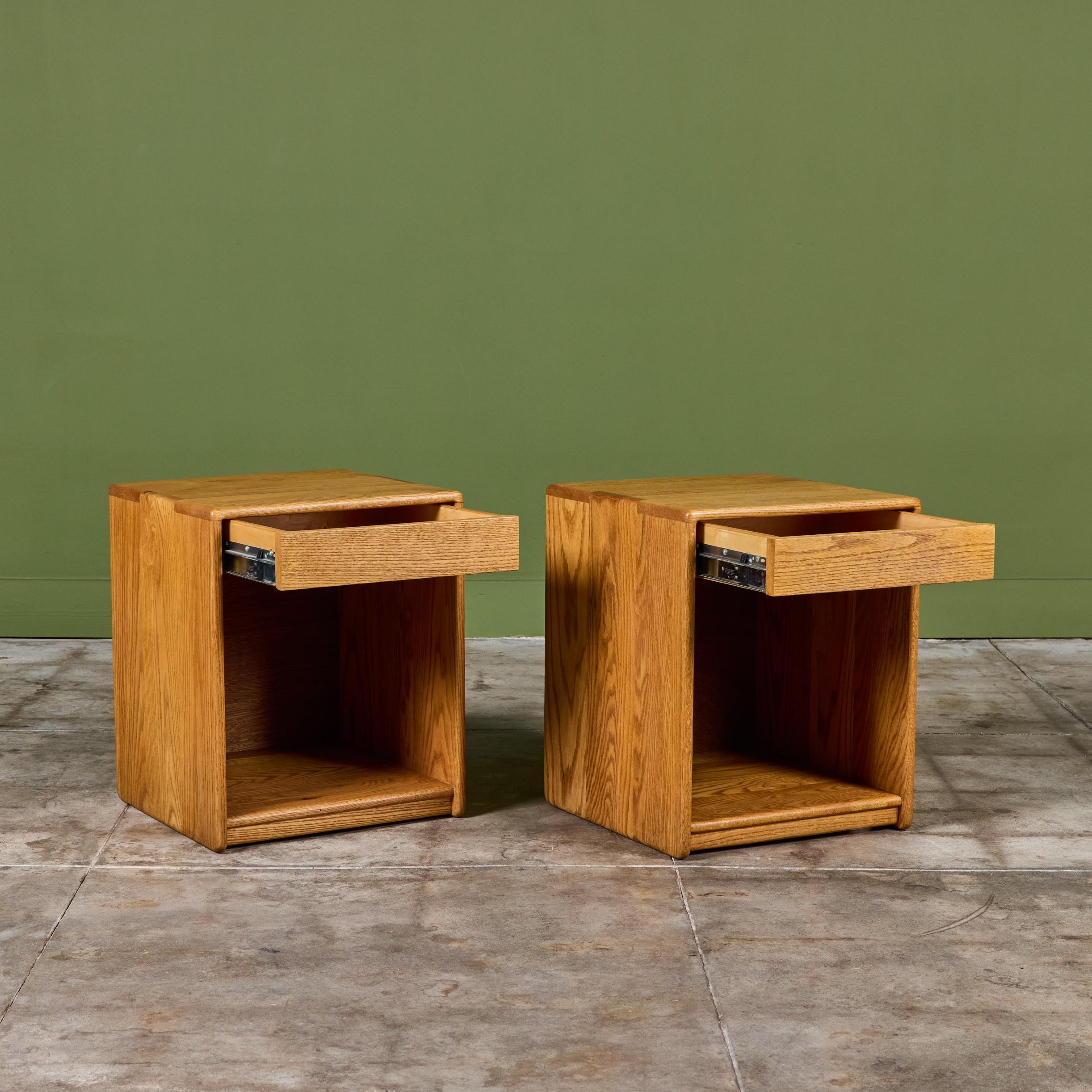 Mid-Century moderno Coppia di comodini in Oak Oak di Gerald McCabe per Eon Furniture in vendita