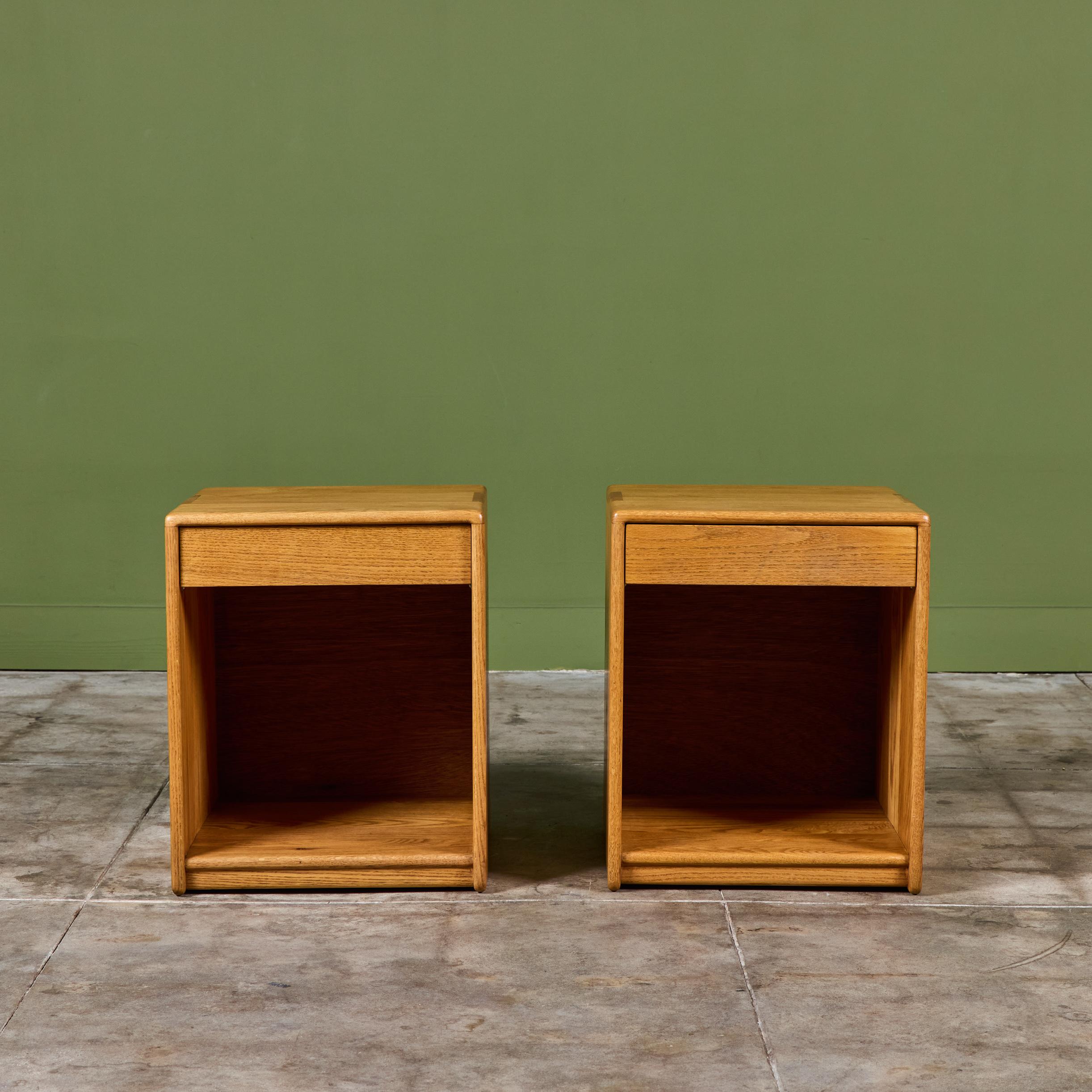 Americano Coppia di comodini in Oak Oak di Gerald McCabe per Eon Furniture in vendita