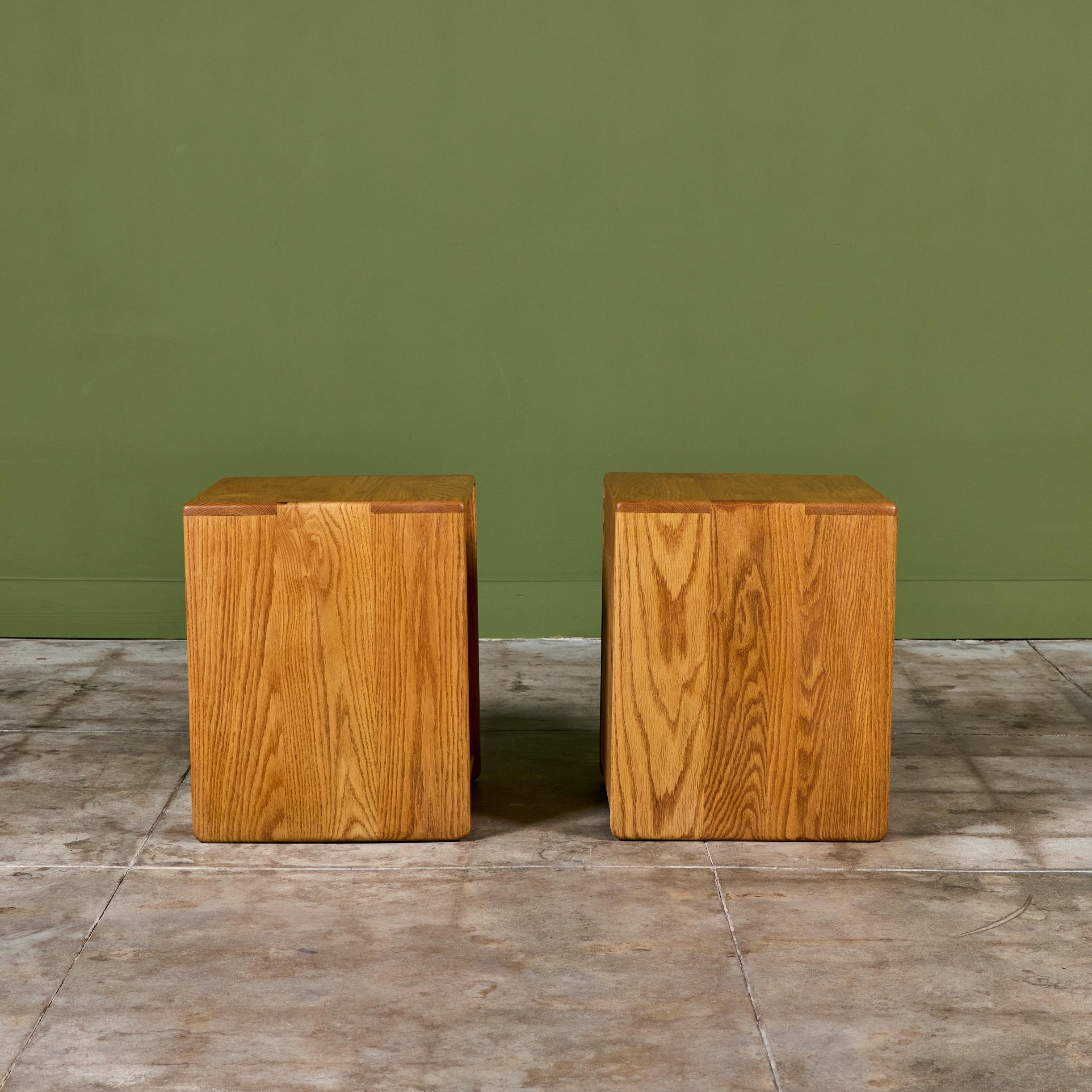 Coppia di comodini in Oak Oak di Gerald McCabe per Eon Furniture In condizioni buone in vendita a Los Angeles, CA