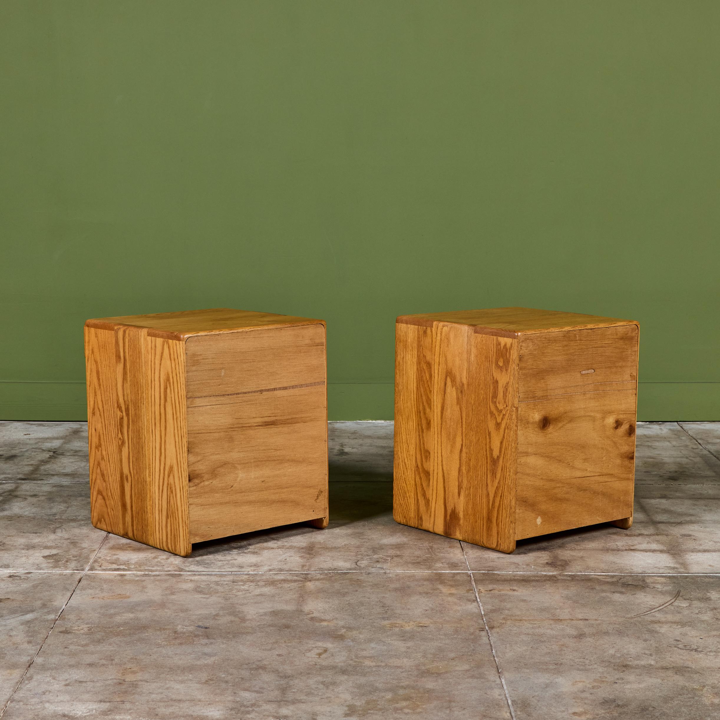 XX secolo Coppia di comodini in Oak Oak di Gerald McCabe per Eon Furniture in vendita