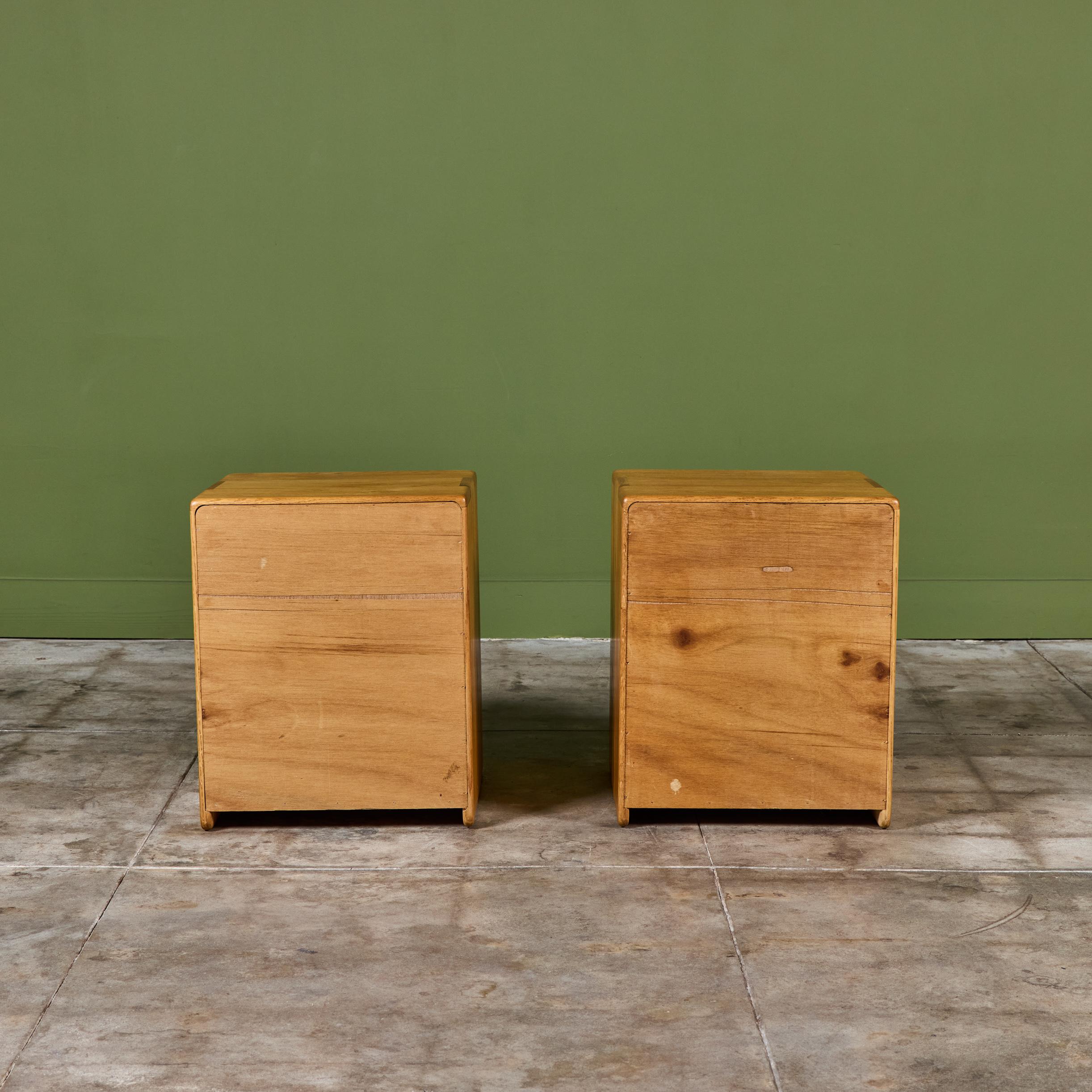 Quercia Coppia di comodini in Oak Oak di Gerald McCabe per Eon Furniture in vendita