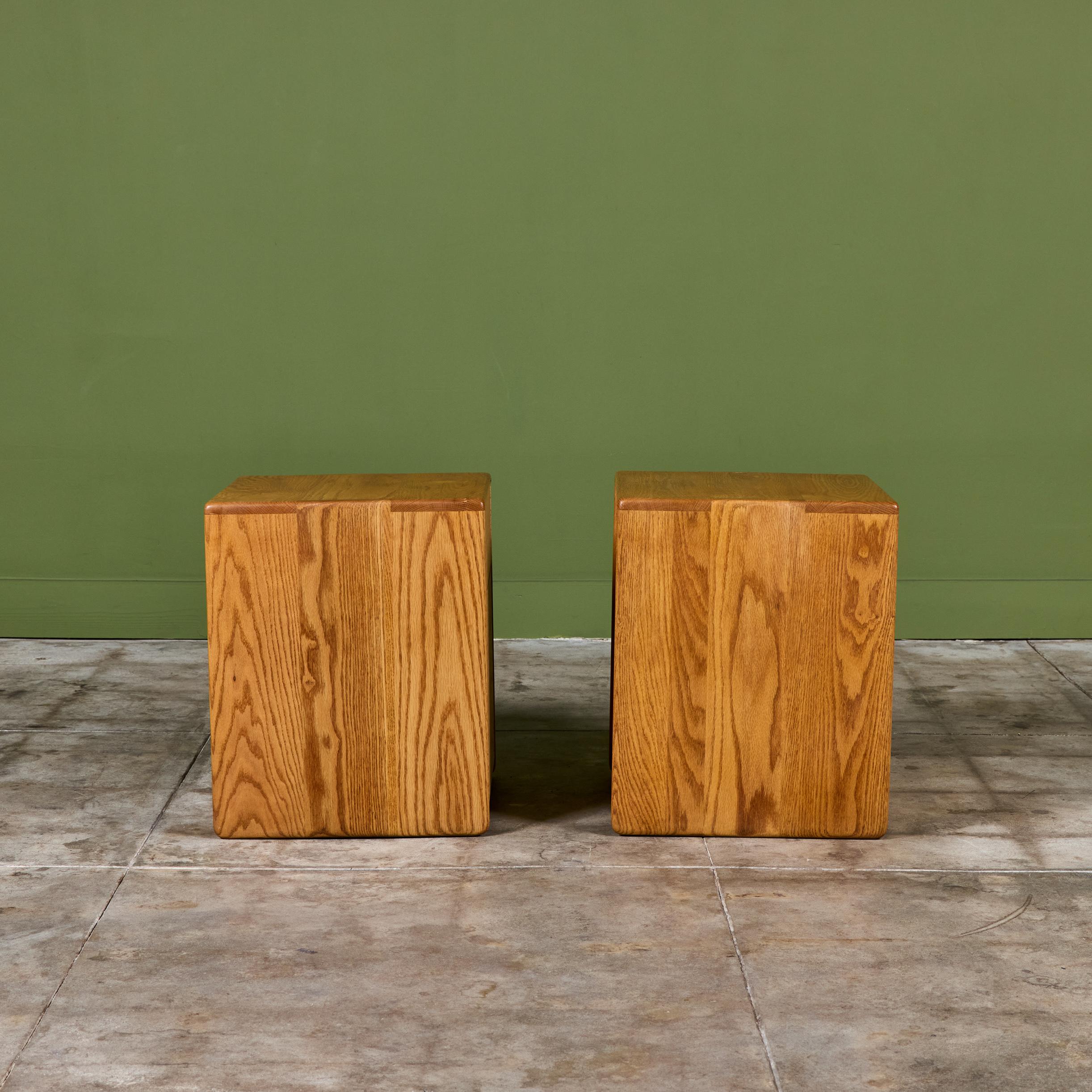 Coppia di comodini in Oak Oak di Gerald McCabe per Eon Furniture in vendita 1