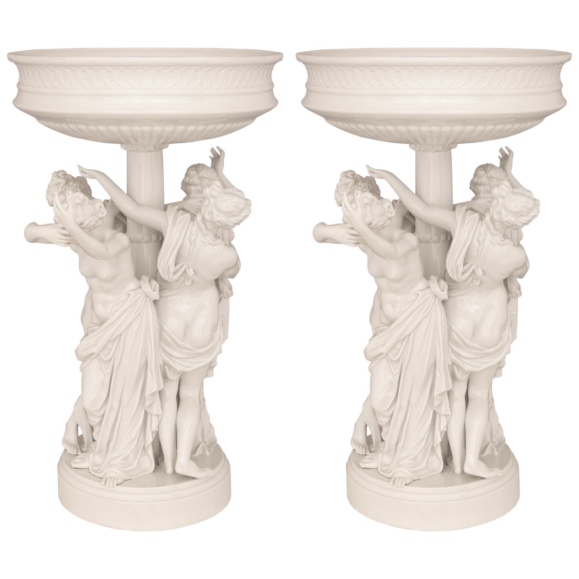 Paire de jardinières en porcelaine allemande du 19e siècle de style Louis XVI Dresden Porcelain en vente 5