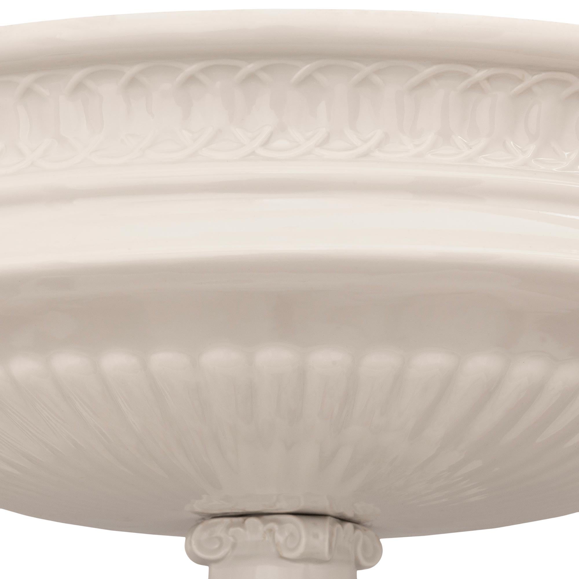 XIXe siècle Paire de jardinières en porcelaine allemande du 19e siècle de style Louis XVI Dresden Porcelain en vente