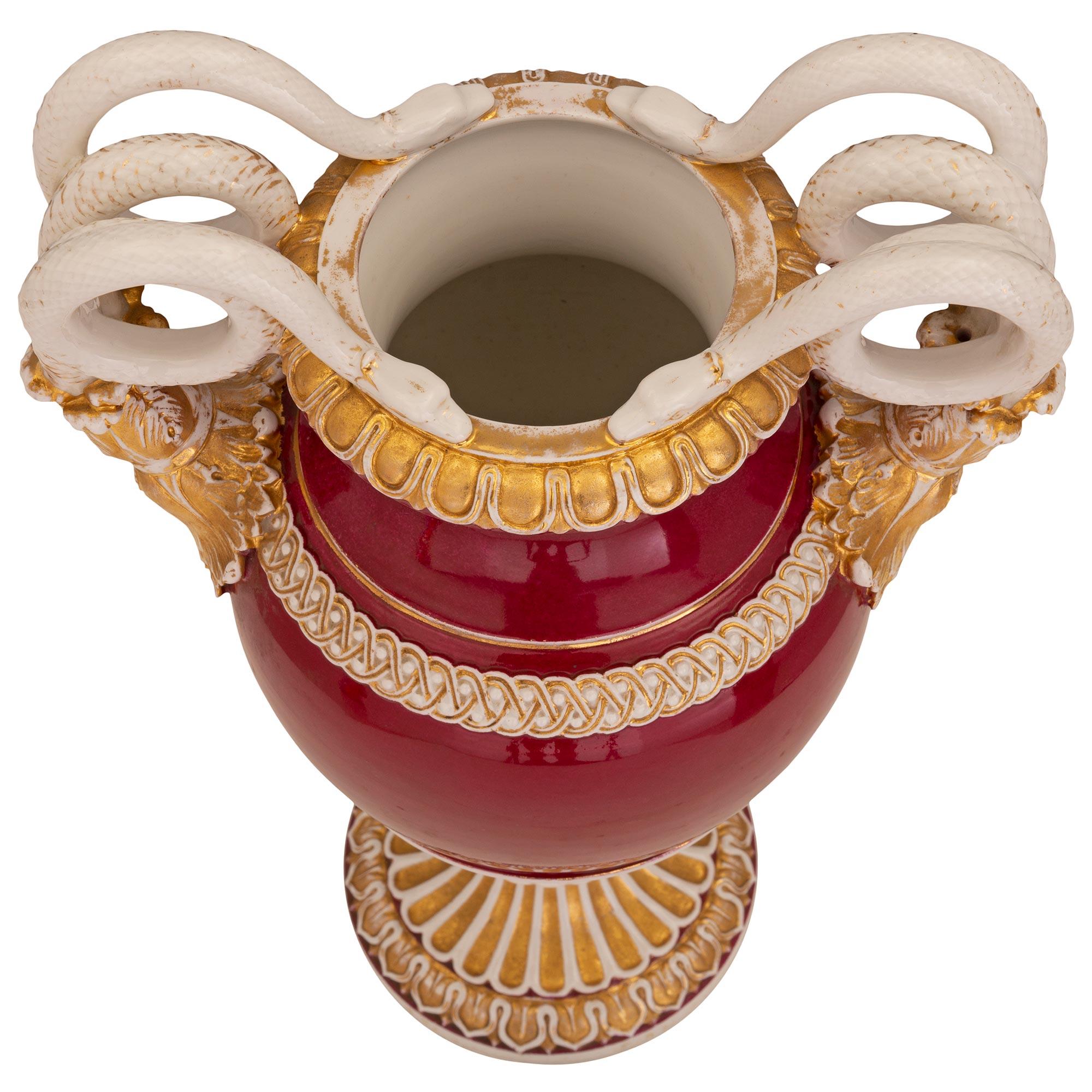 Une paire exceptionnelle et très décorative d'urnes en porcelaine de Meissen de style néo-classique du 19e siècle. Meissen du XIXe siècle. Chaque urne est surmontée d'une base circulaire avec une belle bande de feuillage enveloppante sous le socle
