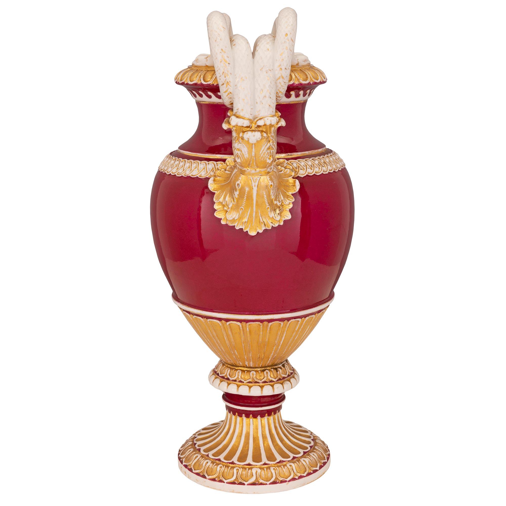 Allemand Paire d'urnes en porcelaine de St. Meissen néo-classique allemande du 19ème siècle en vente