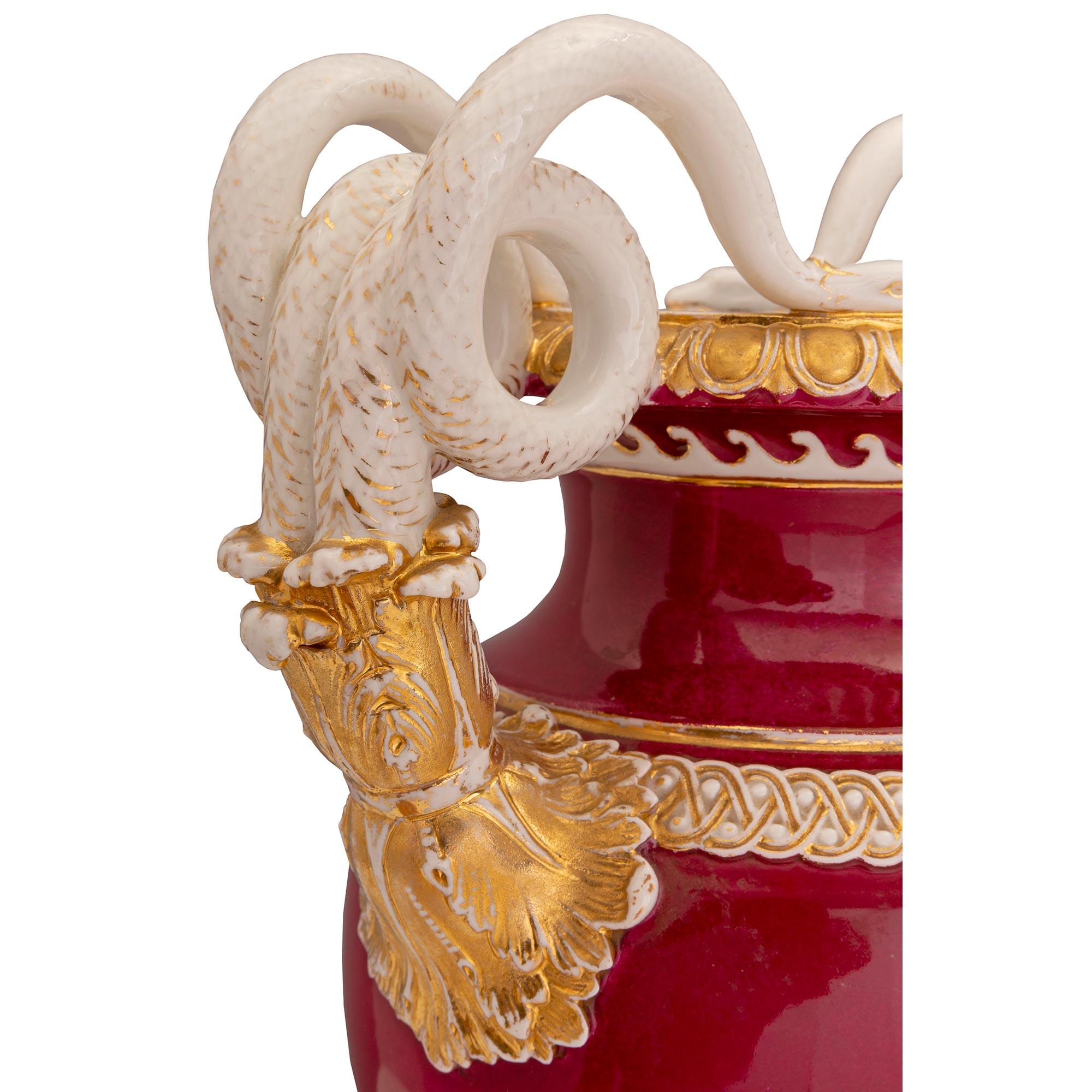 XIXe siècle Paire d'urnes en porcelaine de St. Meissen néo-classique allemande du 19ème siècle en vente