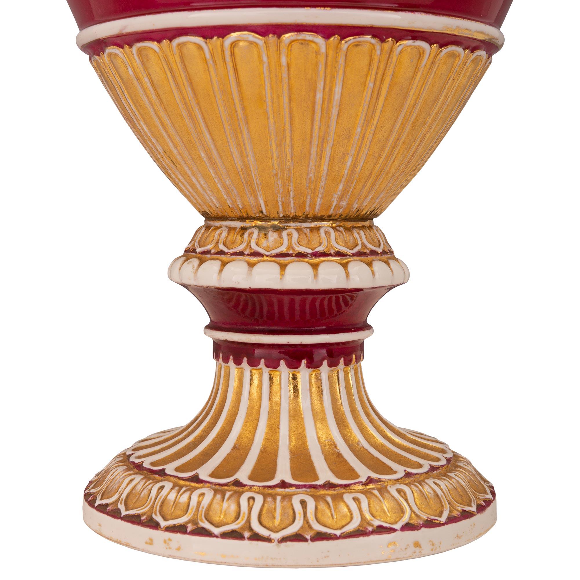 Paire d'urnes en porcelaine de St. Meissen néo-classique allemande du 19ème siècle en vente 1