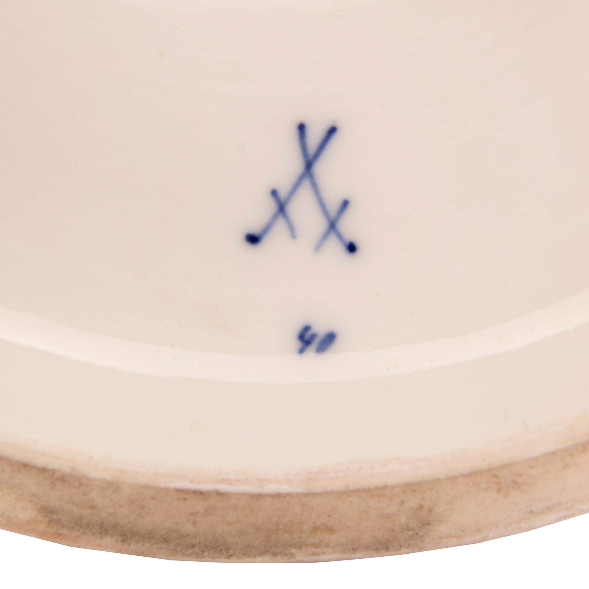 Paire d'urnes en porcelaine de St. Meissen néo-classique allemande du 19ème siècle en vente 2