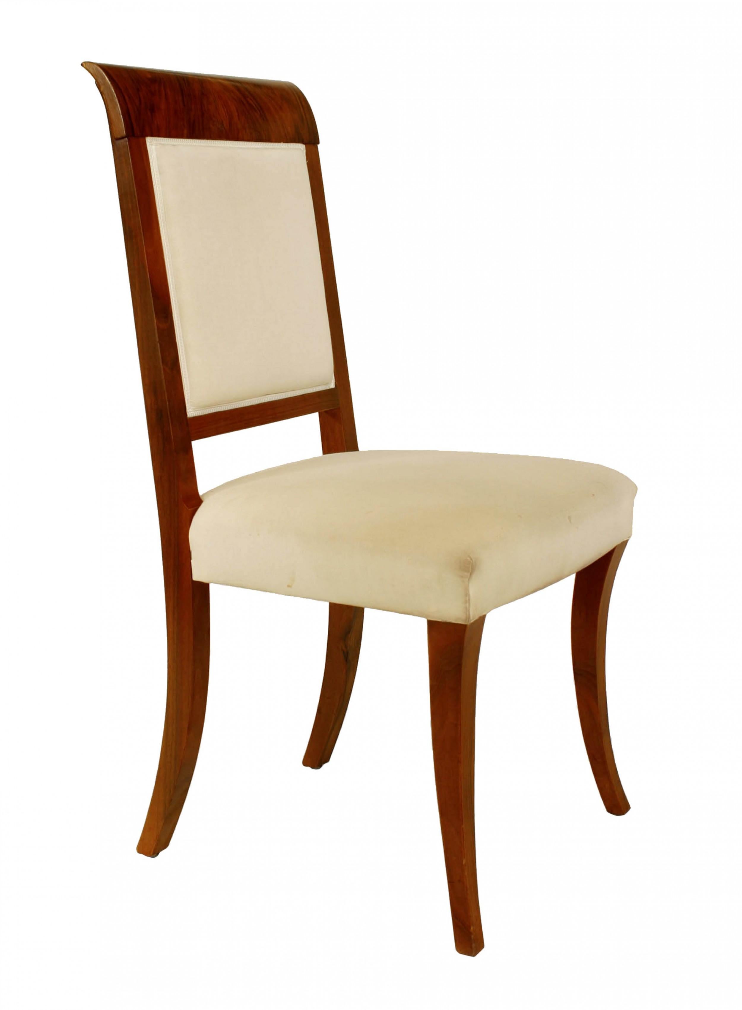 Coppia di poltroncine tedesche Art Déco in noce con schienale a slitta quadrato e seduta e schienale imbottiti in mussola.

Macchie sulla tappezzeria/ una sedia ha uno strappo nella tappezzeria/ alcune perdite di impiallacciatura sulle guide