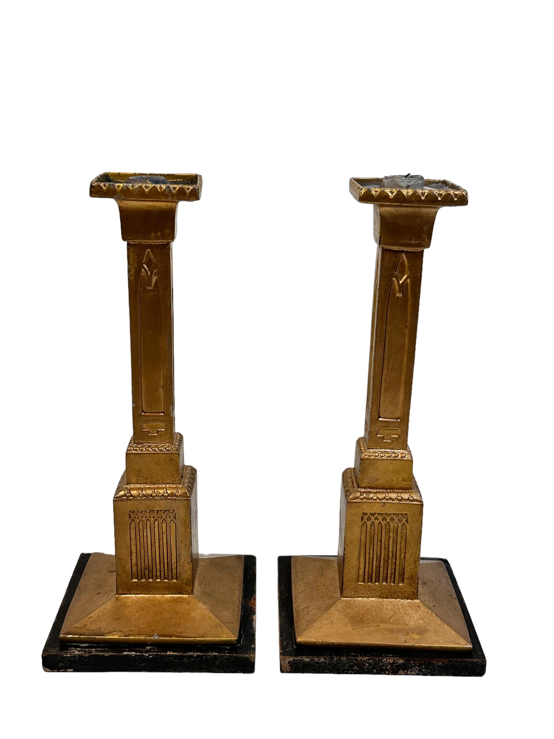 Pair of German Art Nouveau Cast Gilt Metal Squared Candlesticks Wooden Base In Good Condition For Sale In Nuernberg, DE