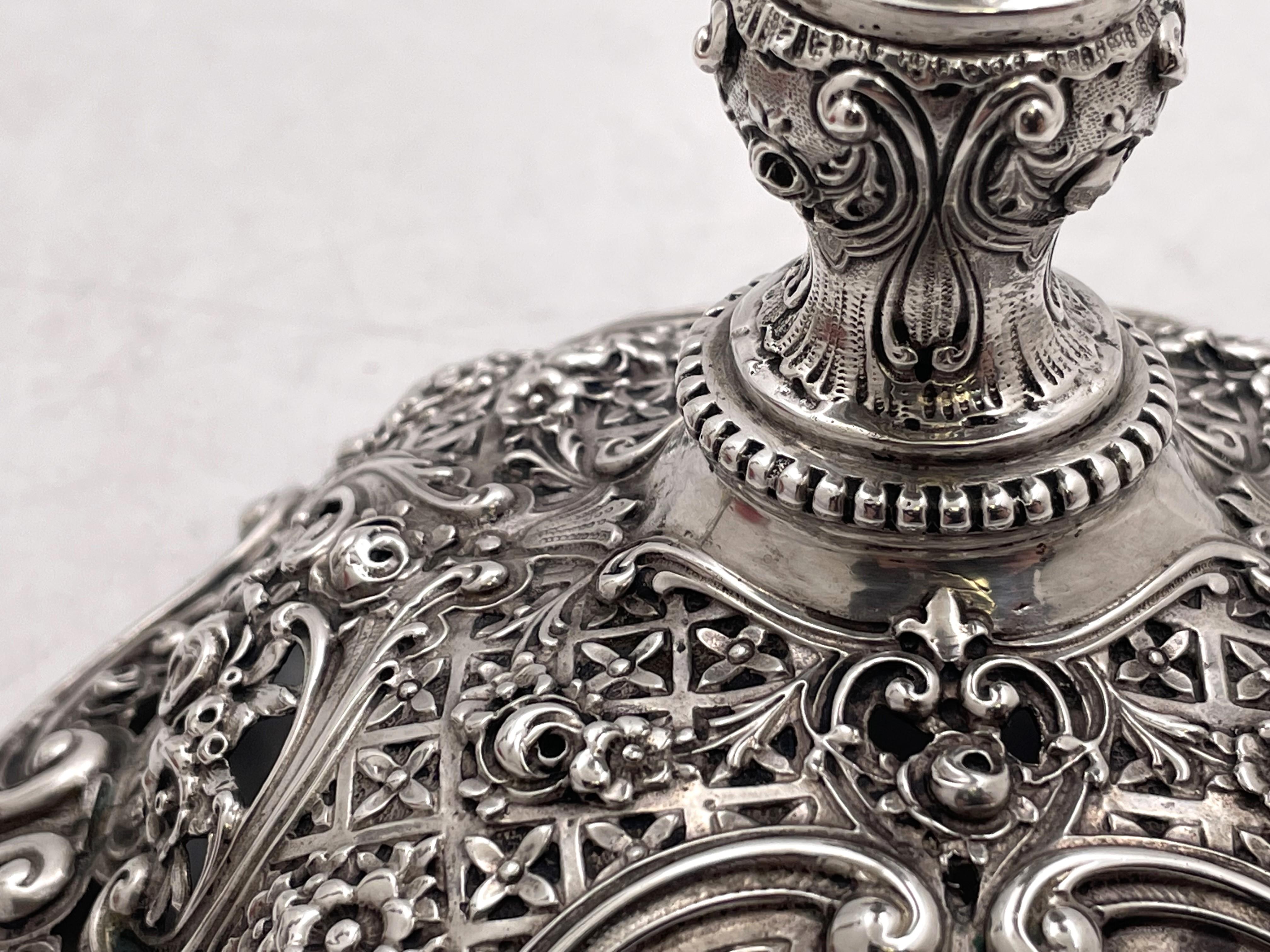 Coppia di candelieri da Shabbat in argento tedesco continentale del XIX secolo Ornato in vendita 6