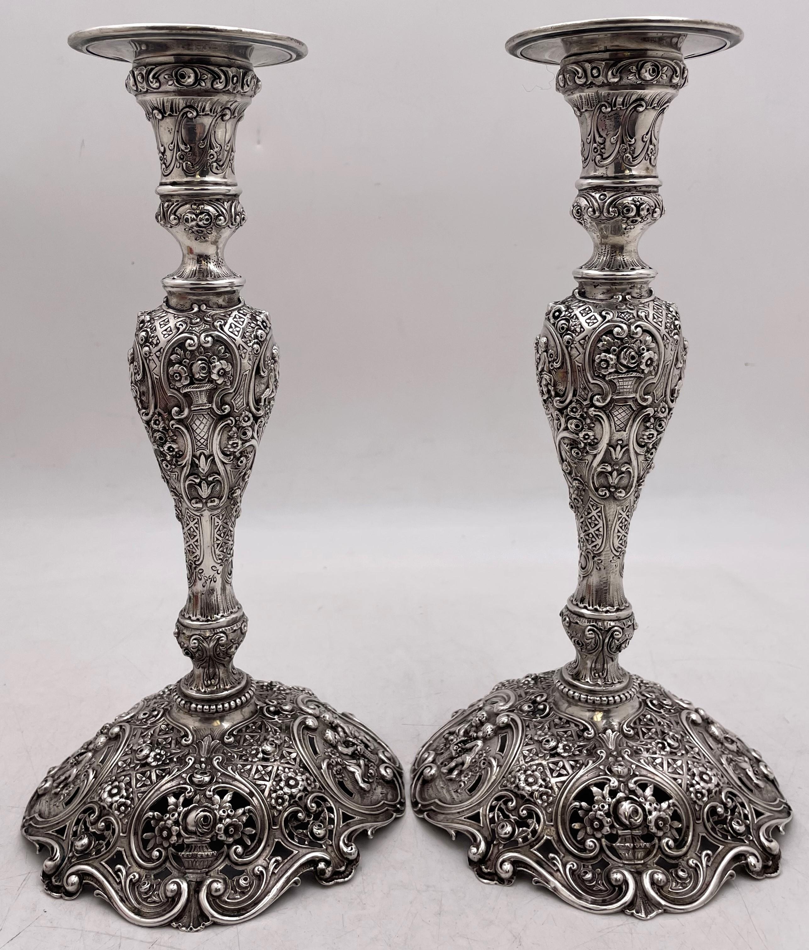 Coppia di candelieri tedeschi continentali in argento 0,800 del XIX secolo, con bobeches rimovibili, splendidamente decorati con motivi ornamentali. Misurano 10 1/4'' di altezza per 5 1/2'' di diametro alla base, pesano 22,5 once troy e recano i