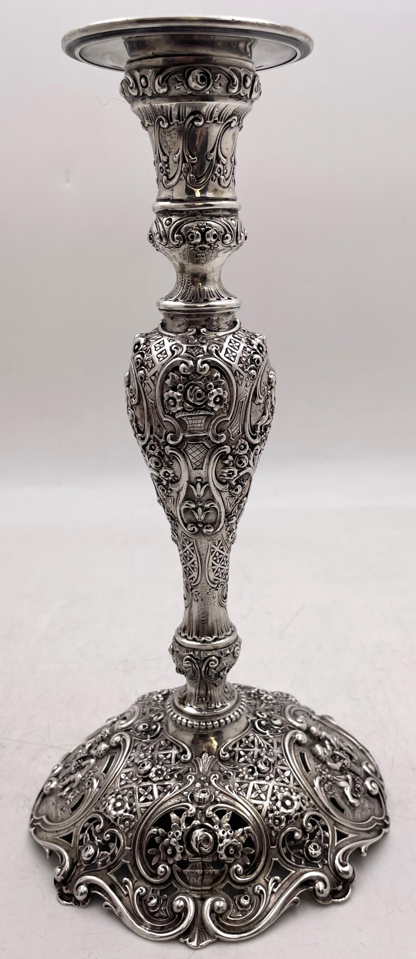Tedesco Coppia di candelieri da Shabbat in argento tedesco continentale del XIX secolo Ornato in vendita