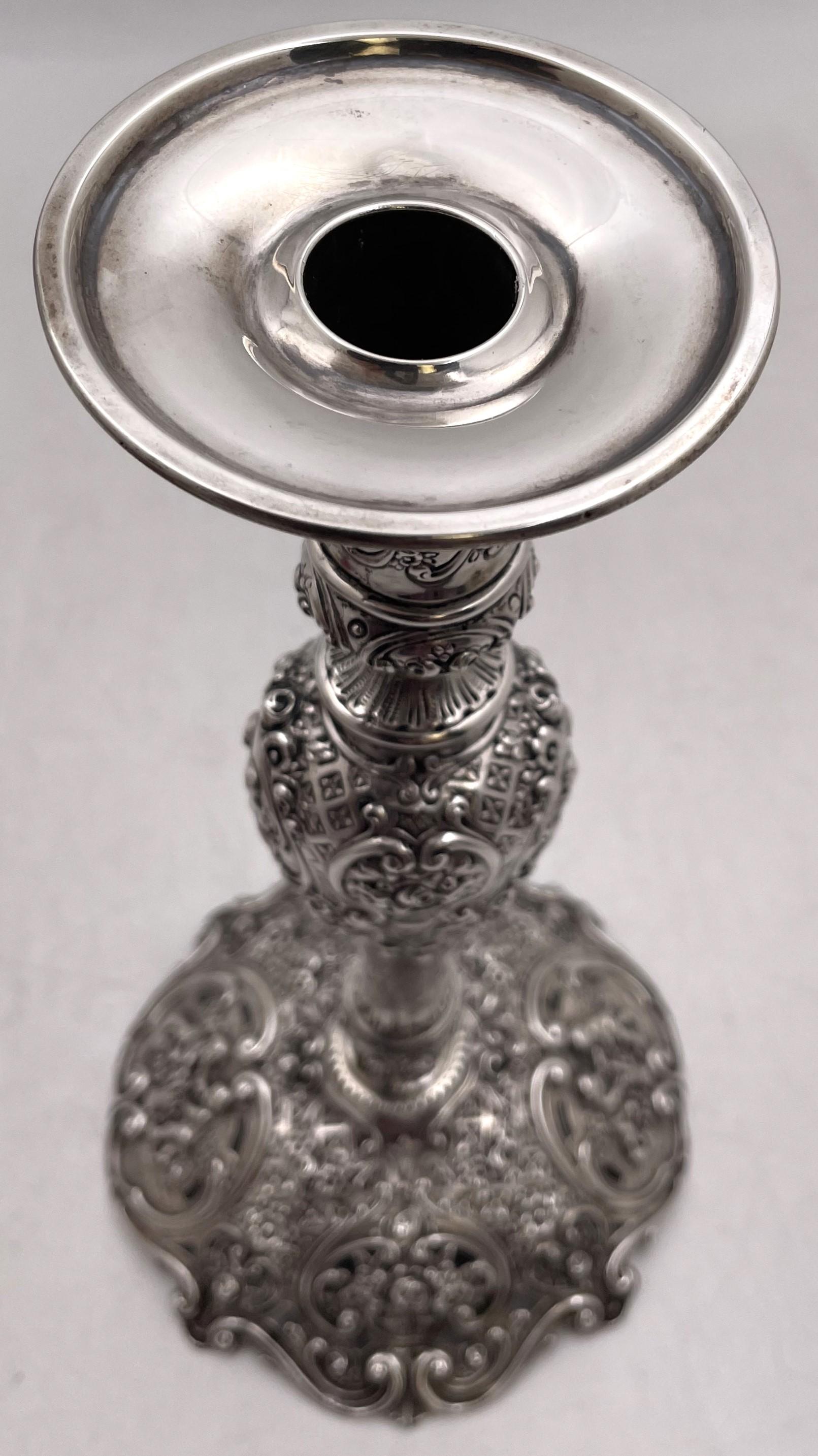 Coppia di candelieri da Shabbat in argento tedesco continentale del XIX secolo Ornato In condizioni buone in vendita a New York, NY