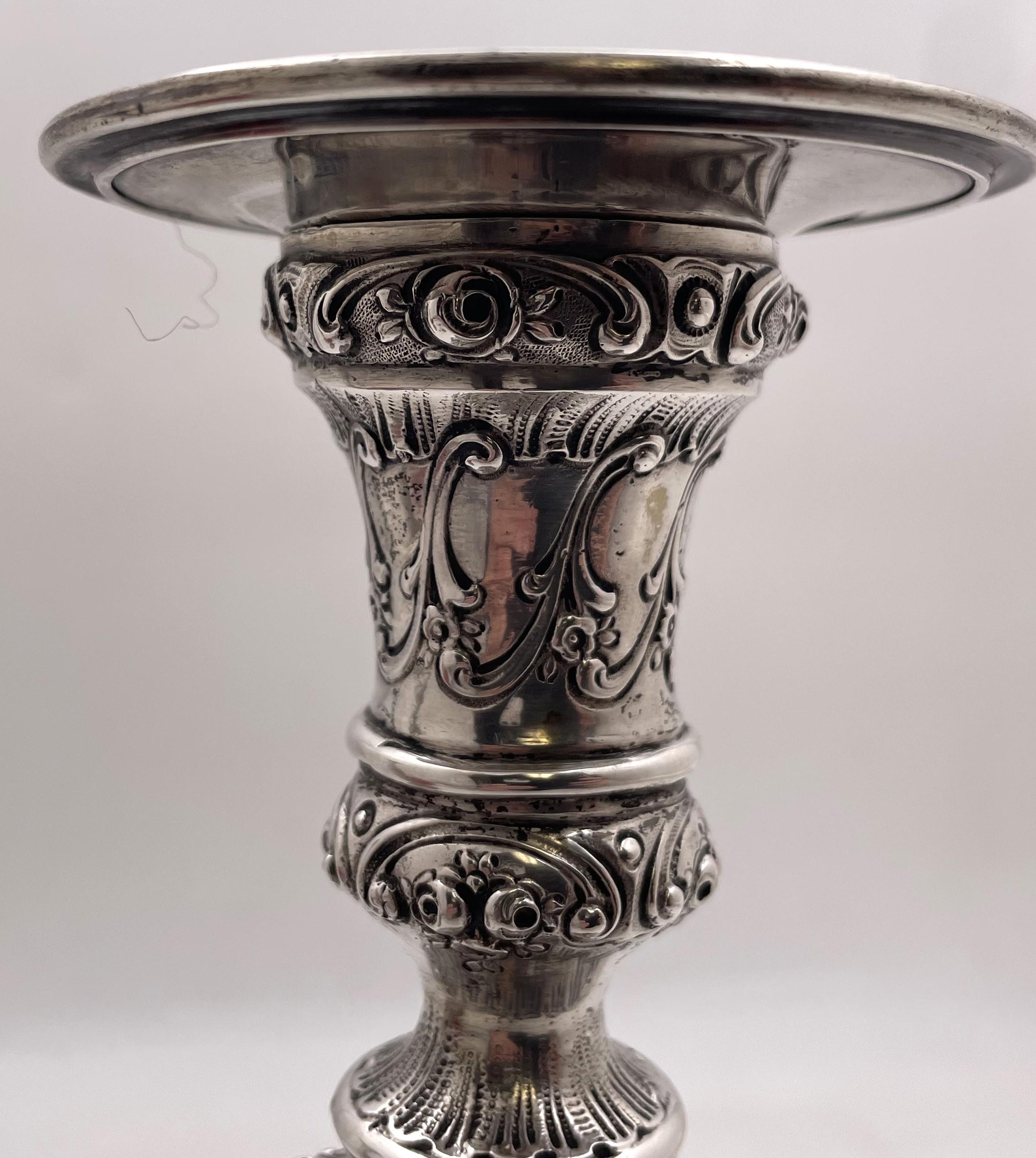 Coppia di candelieri da Shabbat in argento tedesco continentale del XIX secolo Ornato in vendita 1
