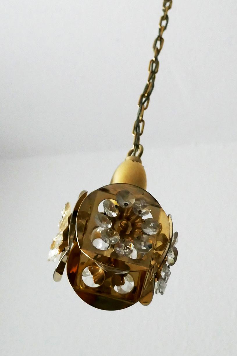 Ein Paar schöne Vintage-Pendelleuchten aus Kristallglas und Goldmessing von Palwa.
Deutschland, 1960er Jahre
Lampenfassungen: 1
Maße: H 15 cm
H 90 cm.