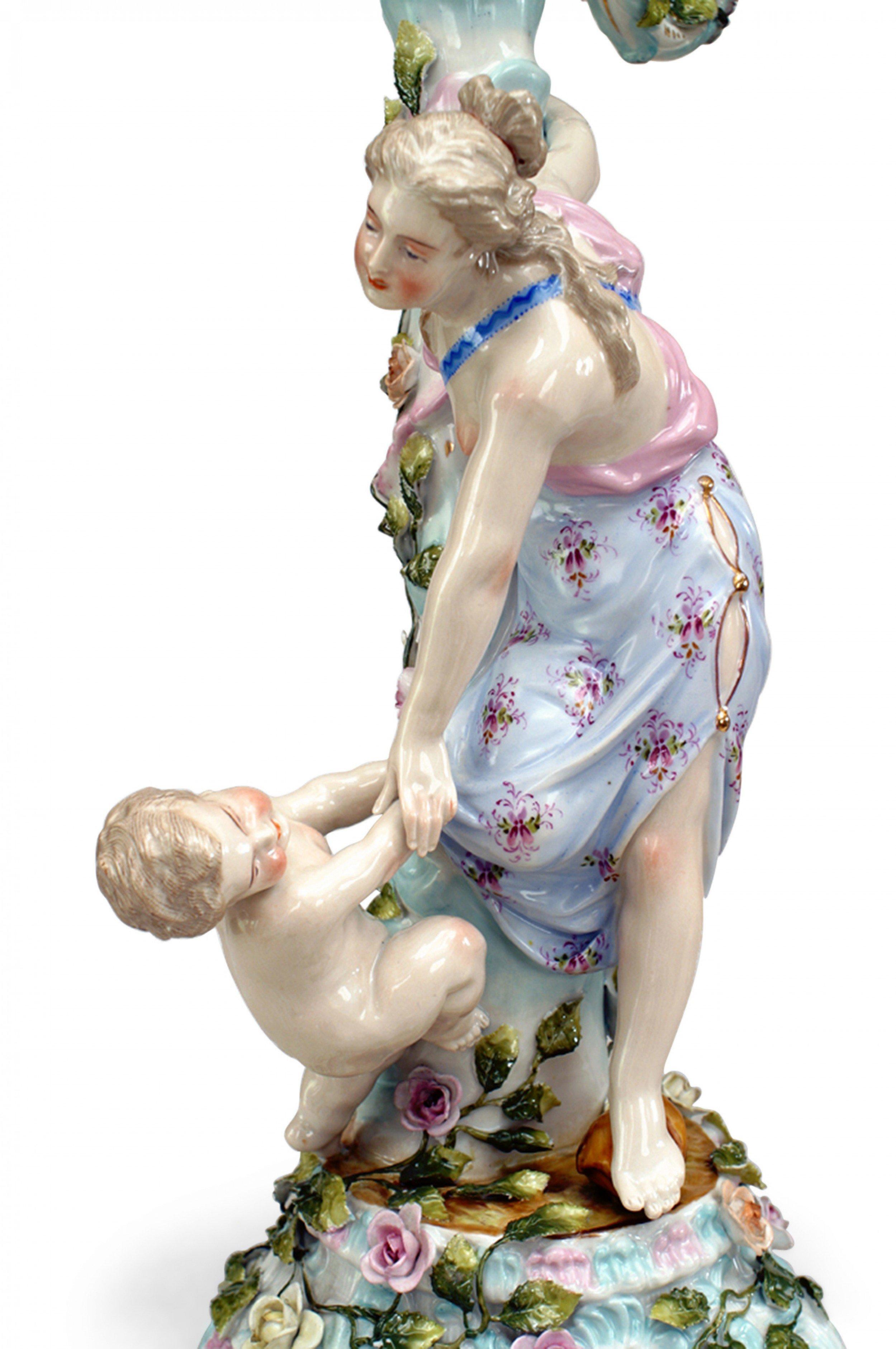 Biedermeier Paire de chandeliers allemands en porcelaine de Dresde avec des figures de dame et d'enfant