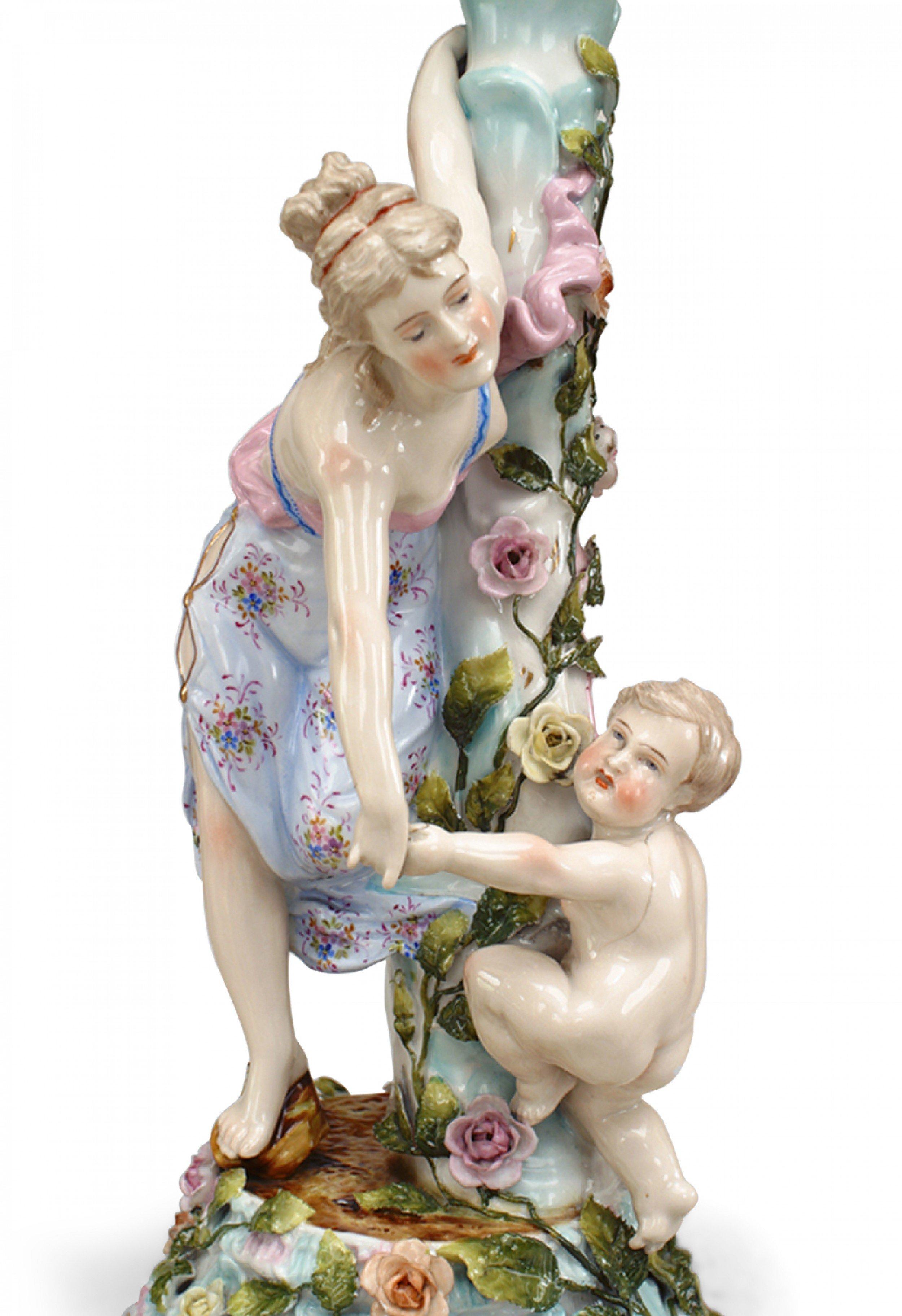Paire de chandeliers allemands en porcelaine de Dresde avec des figures de dame et d'enfant Bon état à Queens, NY