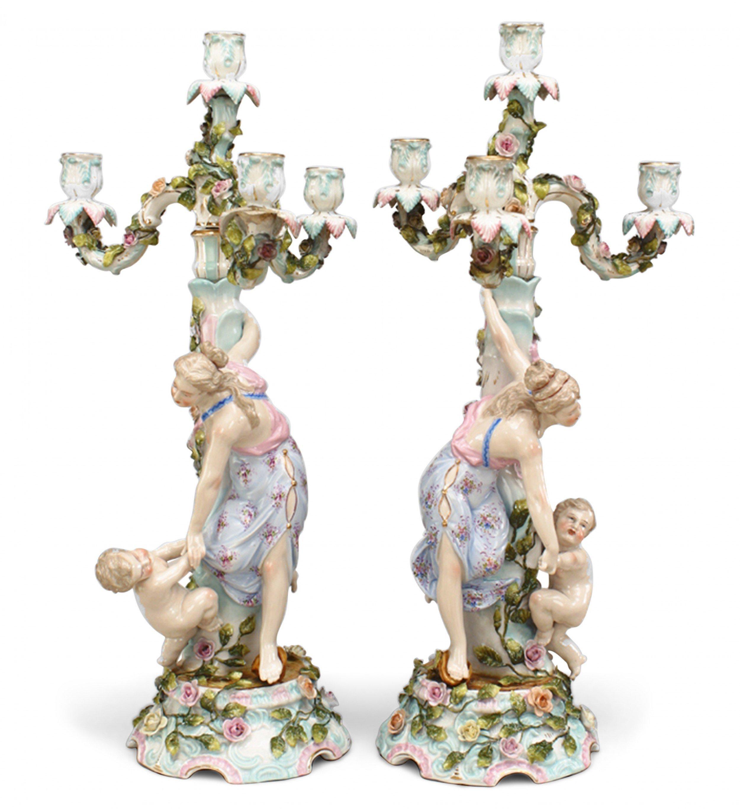 XIXe siècle Paire de chandeliers allemands en porcelaine de Dresde avec des figures de dame et d'enfant