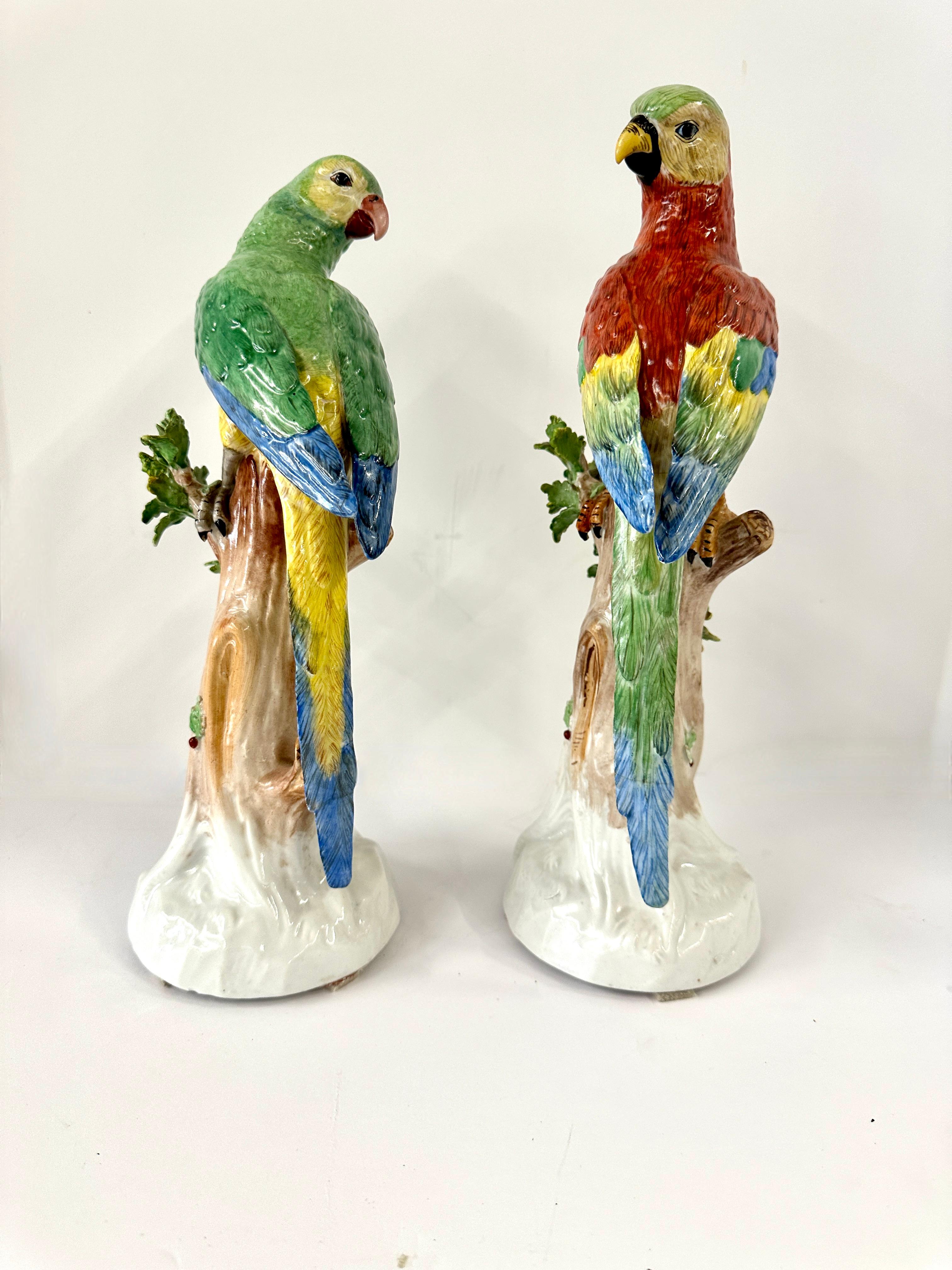 Una hermosa pareja de loros de Dresden Porcelain que hemos adquirido recientemente de una finca local. Aunque generalmente nos centramos en el diseño del siglo XX, estas atractivas piezas nos parecieron demasiado interesantes para dejarlas pasar. El