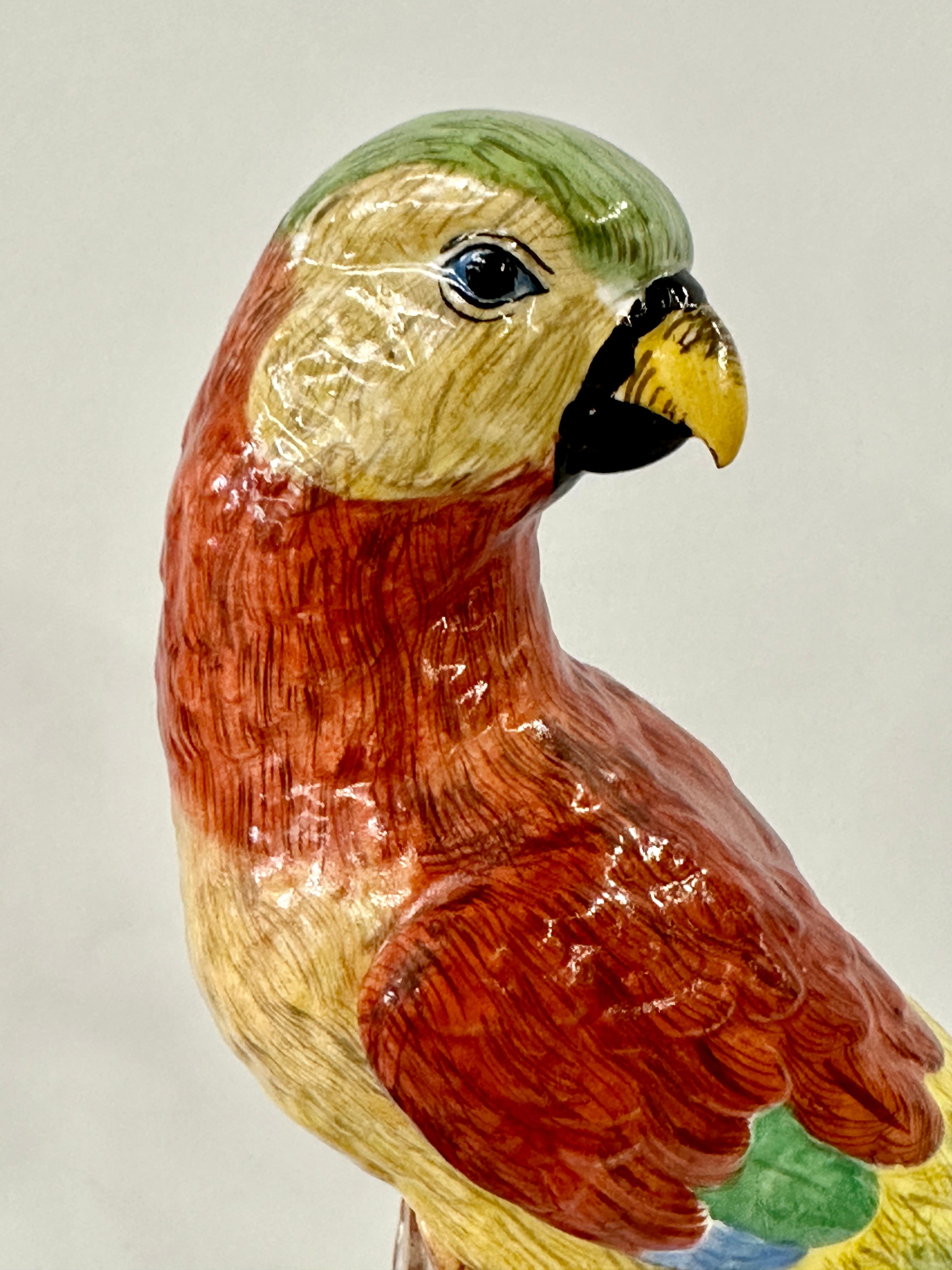 Pareja de loros altos alemanes de Dresde Pintado a mano en venta