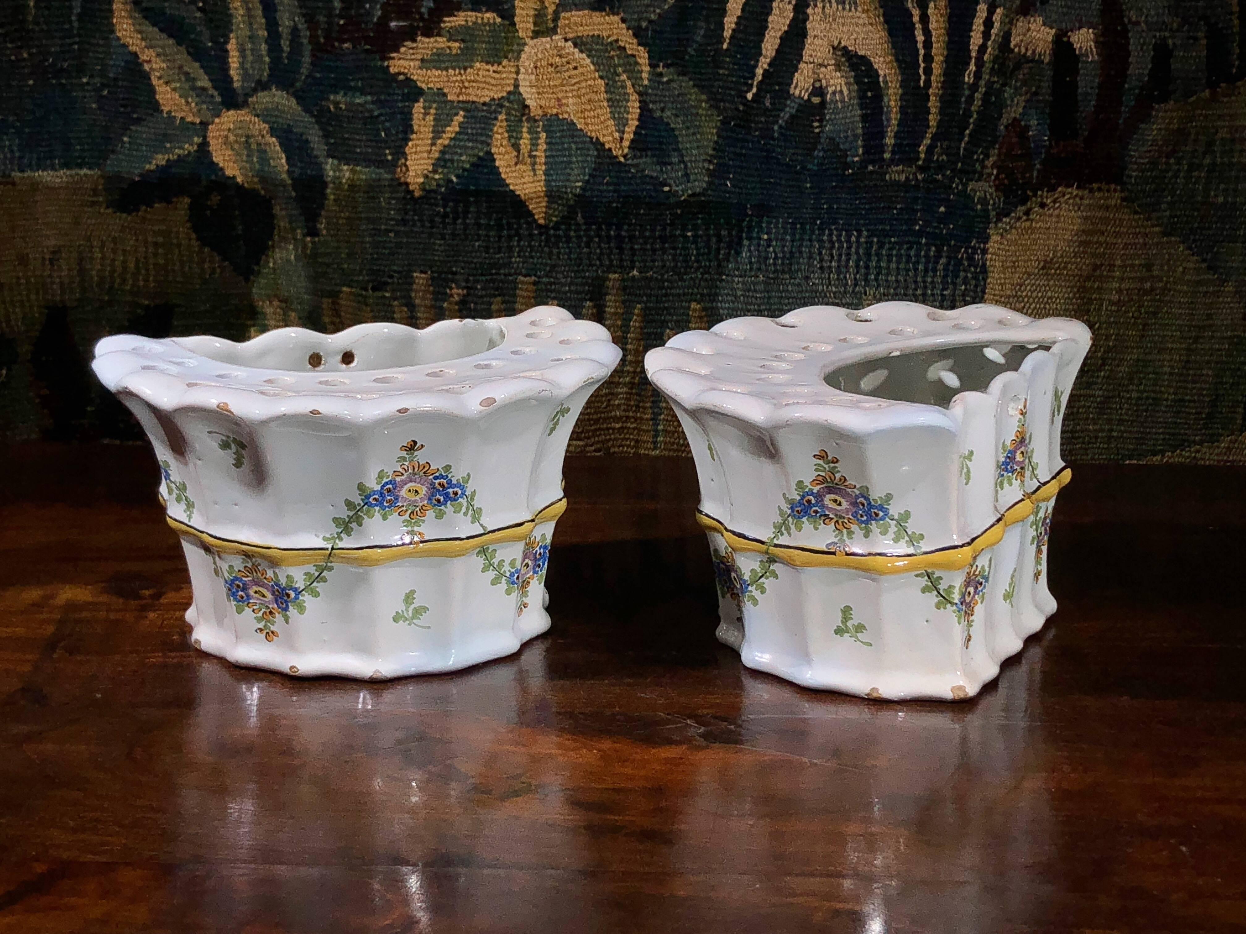 Late 18th Century Pair of Hannoversch-Münden, Lower Saxony, Rococo Faience Bough Pots, circa 1780