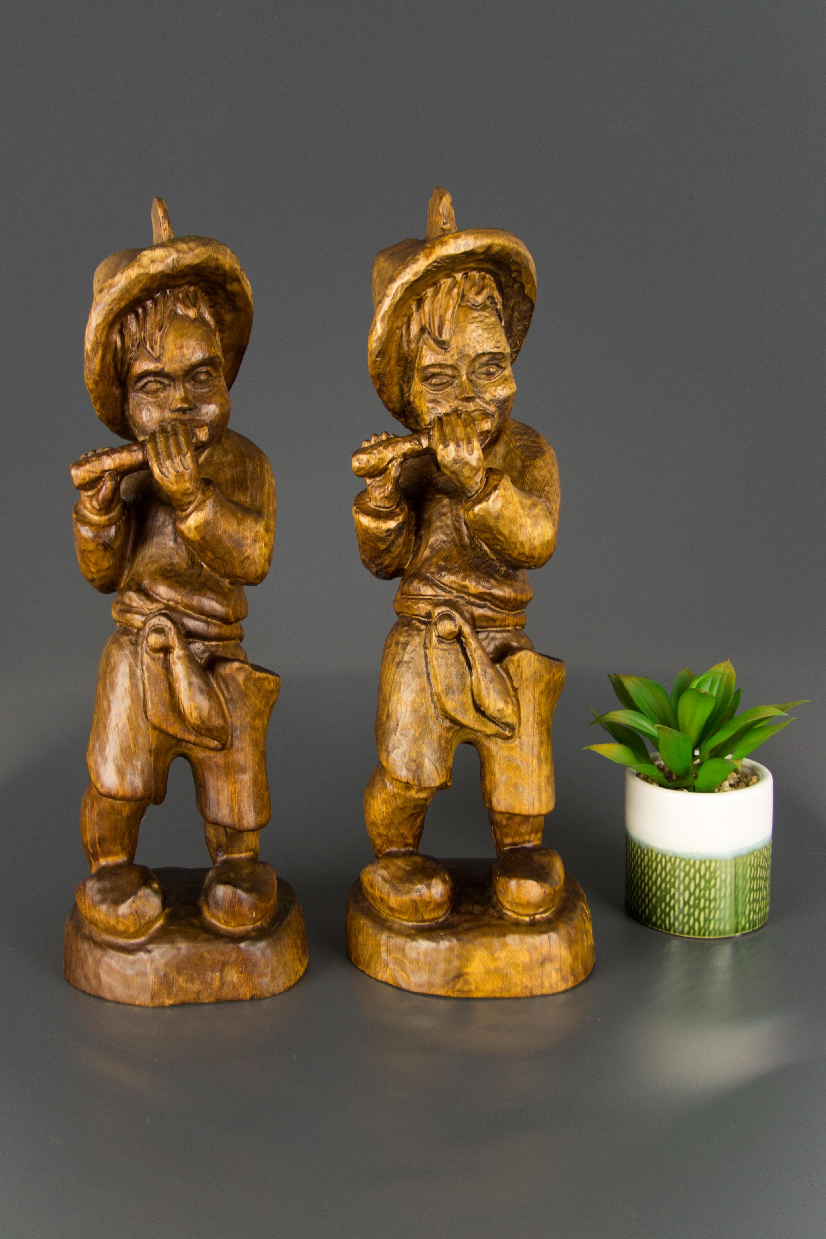 Paire de sculptures figuratives allemandes en bois sculpté à la main représentant deux garçons musiciens en vente 4