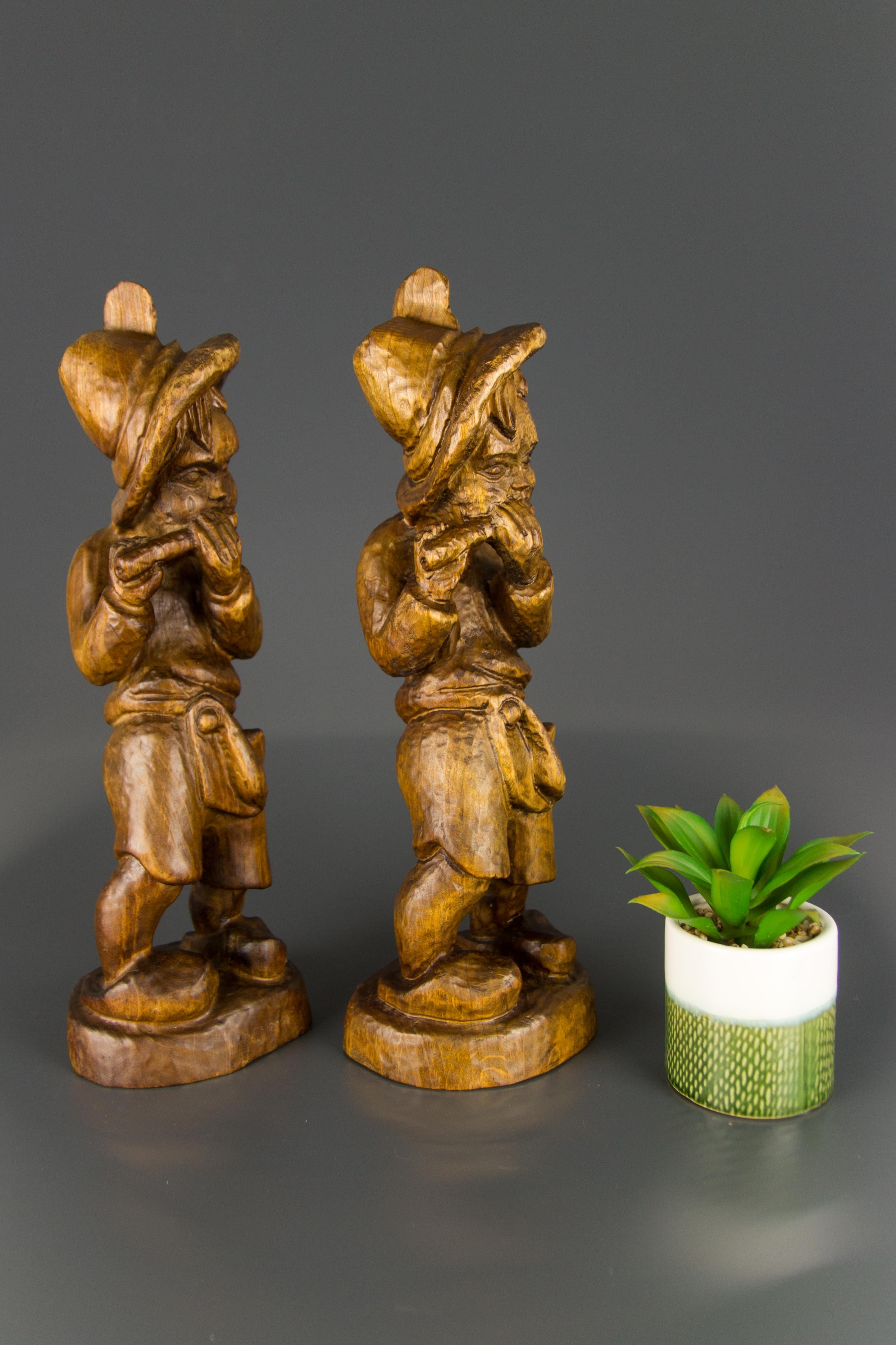Allemand Paire de sculptures figuratives allemandes en bois sculpté à la main représentant deux garçons musiciens en vente