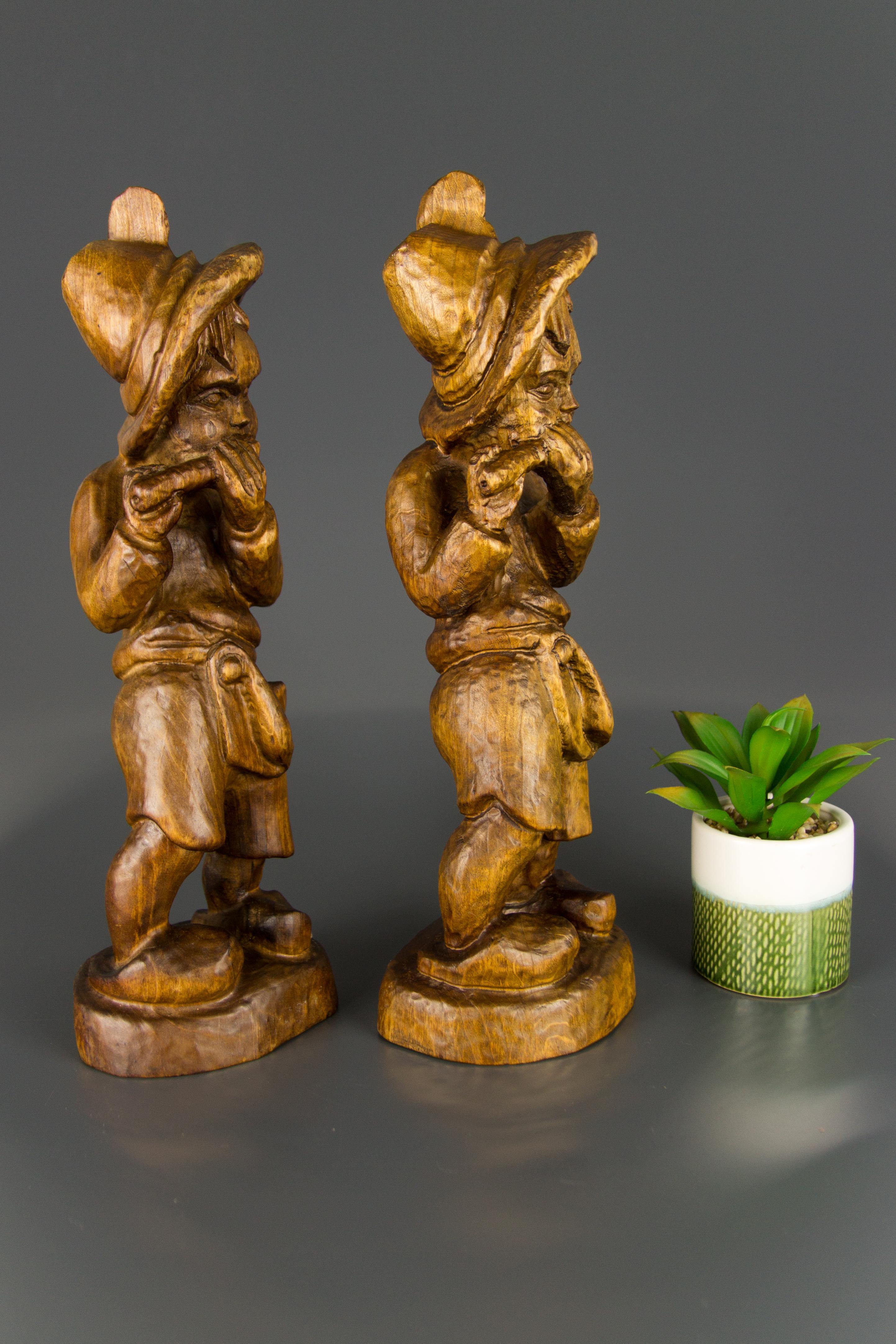 Paar deutsche handgeschnitzte figurative Holzskulpturen von zwei Musikern, zwei Jungen (Deutsch) im Angebot