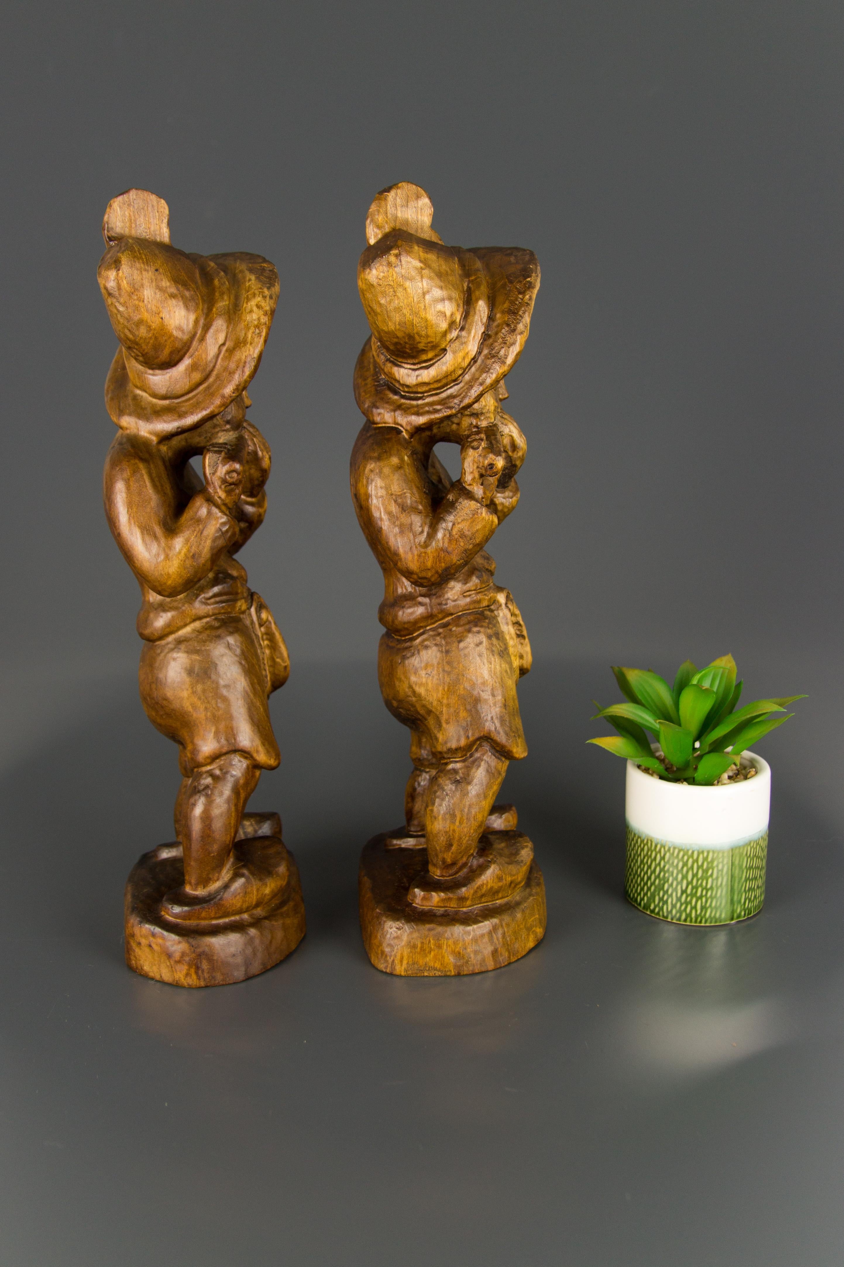 Paire de sculptures figuratives allemandes en bois sculpté à la main représentant deux garçons musiciens Bon état - En vente à Barntrup, DE