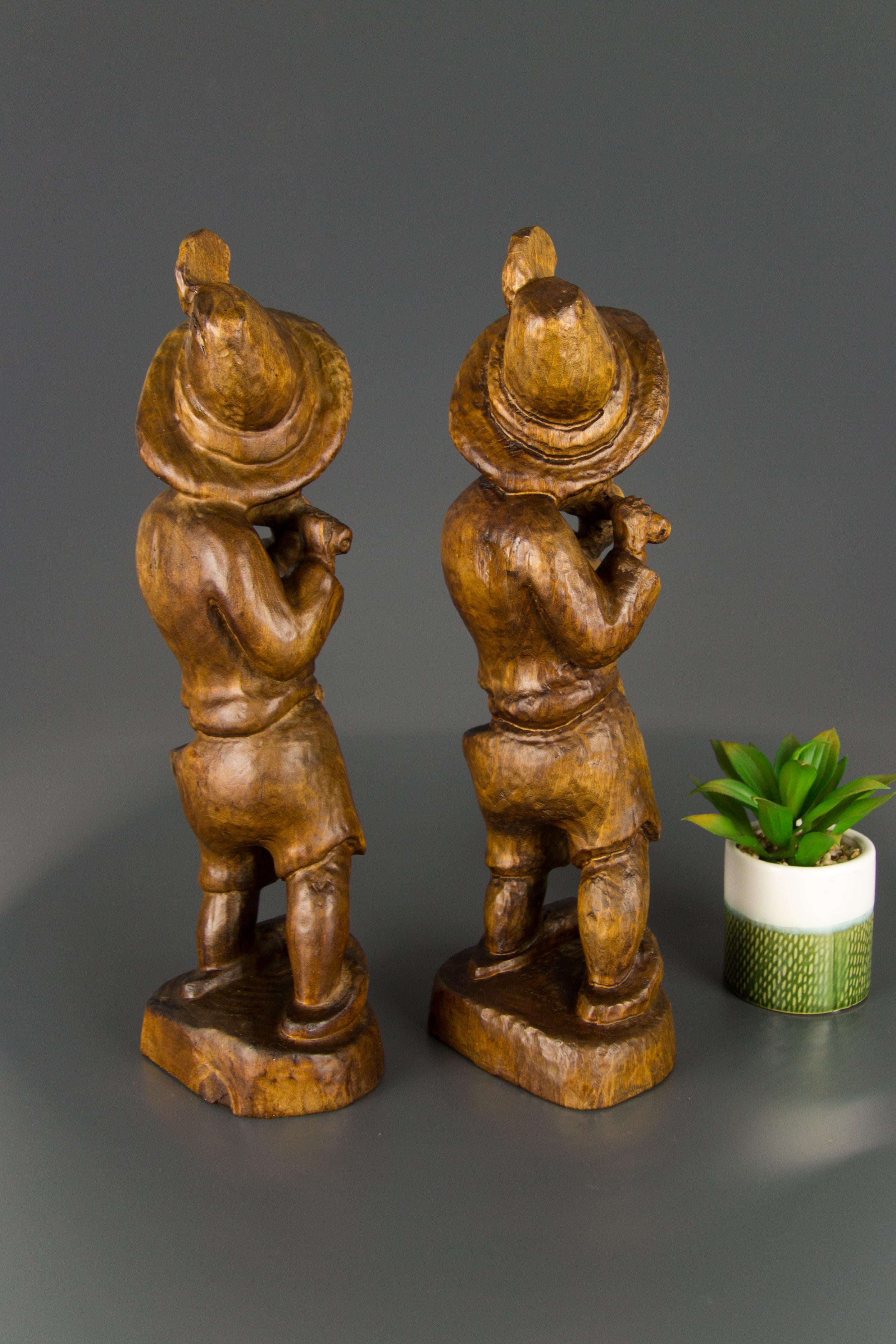 Milieu du XXe siècle Paire de sculptures figuratives allemandes en bois sculptées à la main représentant deux garçons musiciens en vente