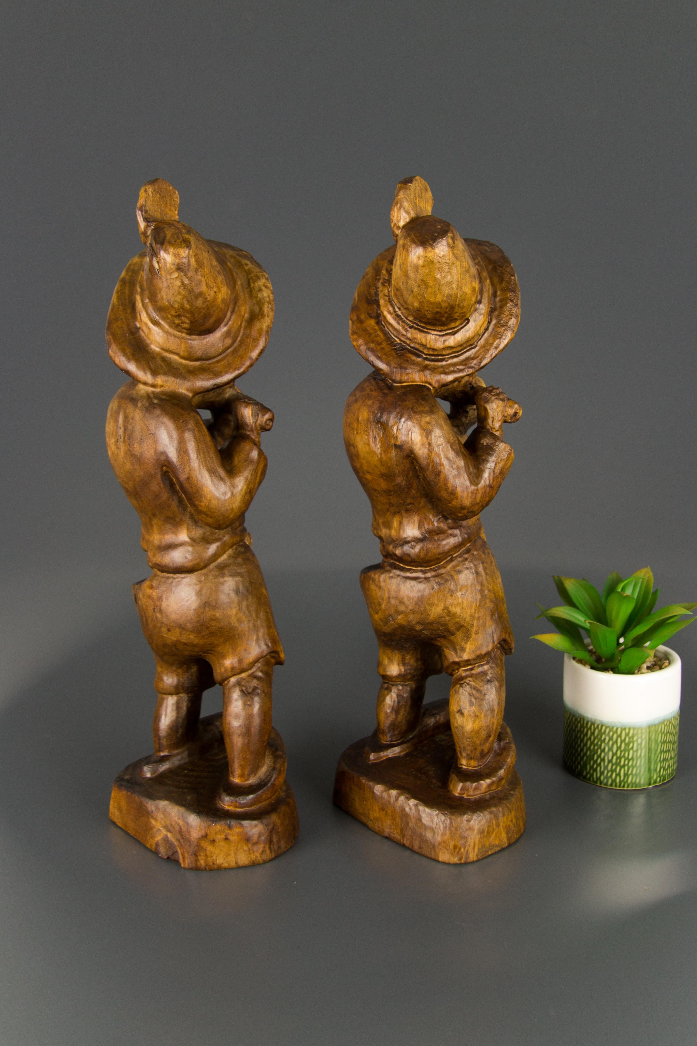 Milieu du XXe siècle Paire de sculptures figuratives allemandes en bois sculpté à la main représentant deux garçons musiciens en vente