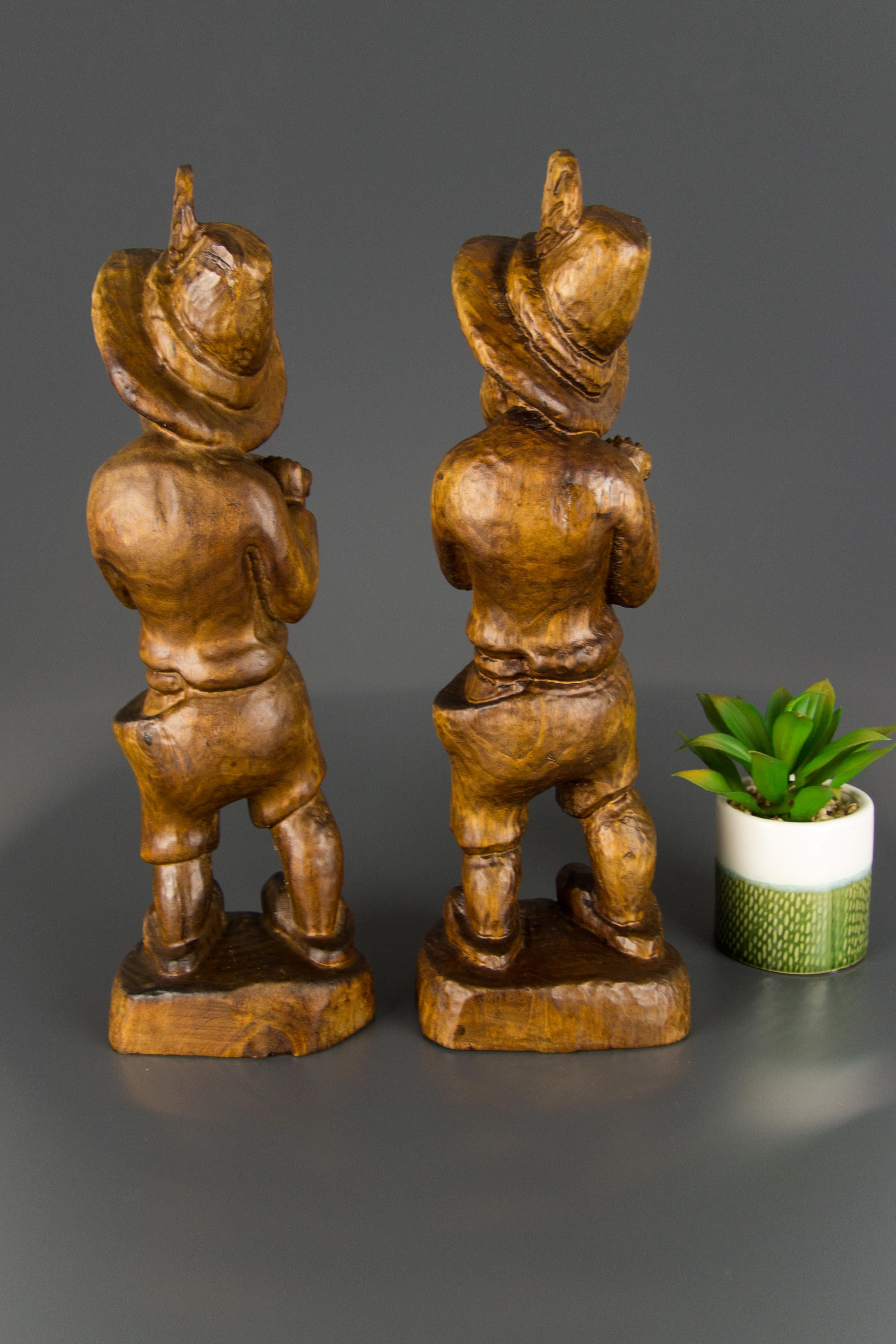 Paar deutsche handgeschnitzte figurative Holzskulpturen von zwei Musikern, zwei Jungen (Mitte des 20. Jahrhunderts) im Angebot
