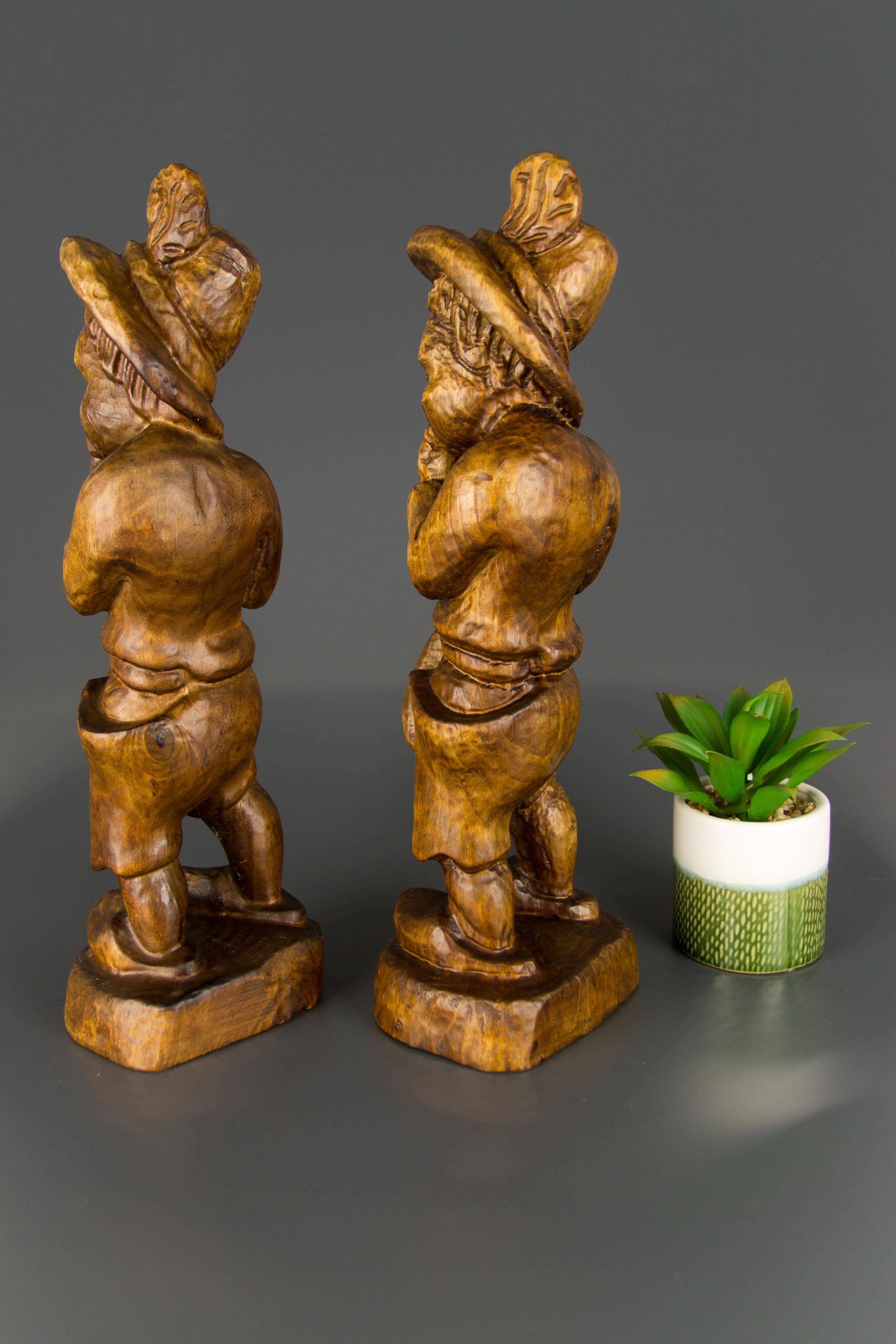 Paar deutsche handgeschnitzte figurative Holzskulpturen von zwei Musikern, zwei Jungen im Angebot 1
