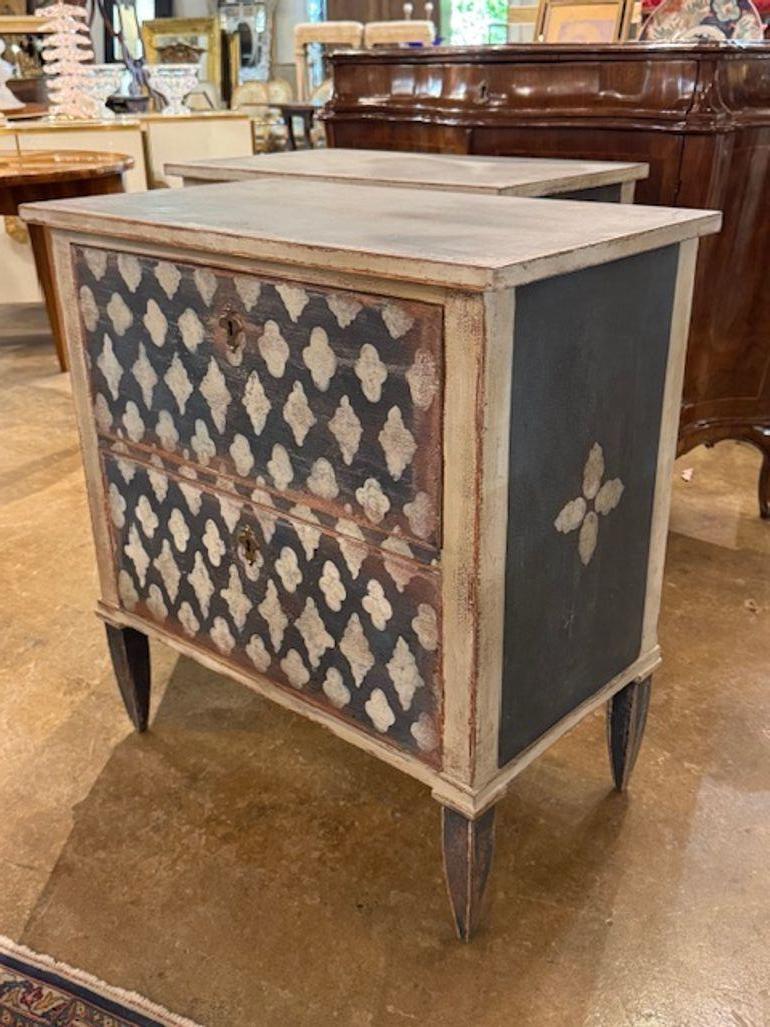 Questi comodini tedeschi presentano un design neoclassico in blu e bianco, dipinto a mano con un disegno grafico. La finitura aggiunge un tocco di interesse a qualsiasi ambiente della camera da letto, rendendola funzionale ed esteticamente