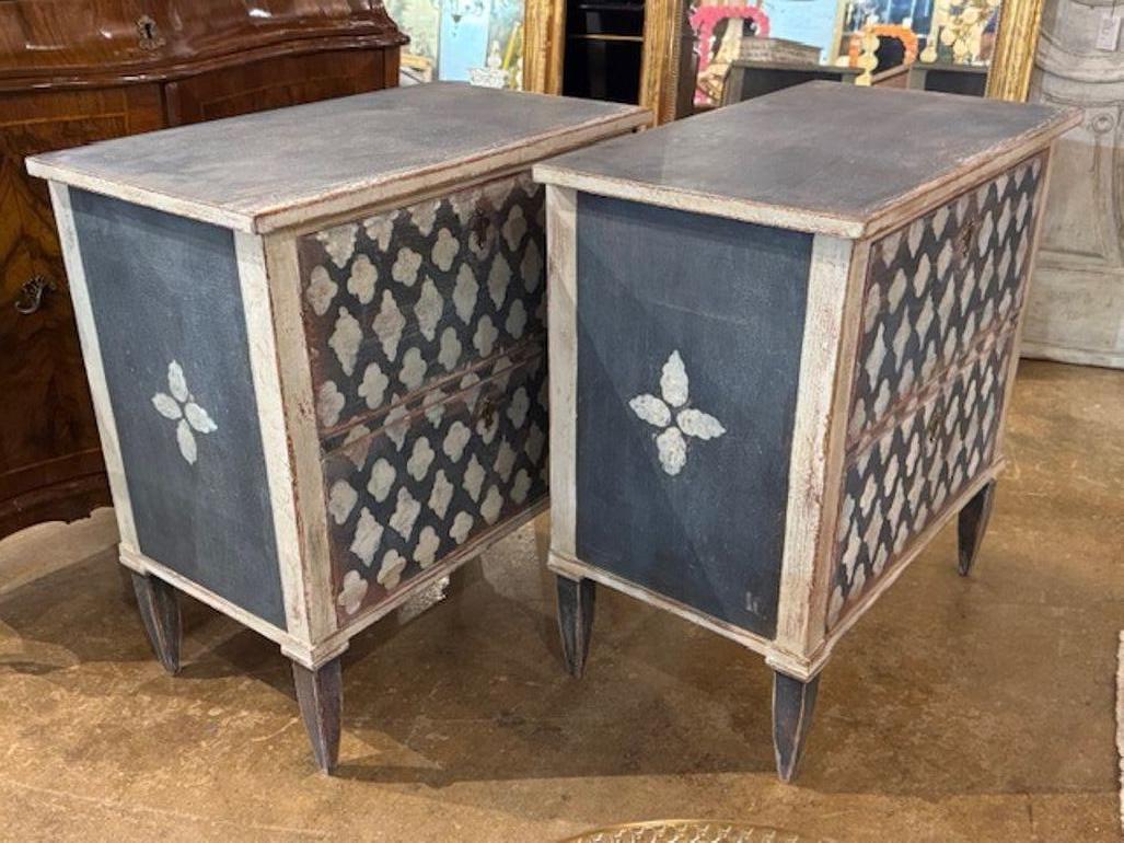 Tedesco Pair of German Hand Painted Blue and White Neo-Classical Bedside Tables in vendita
