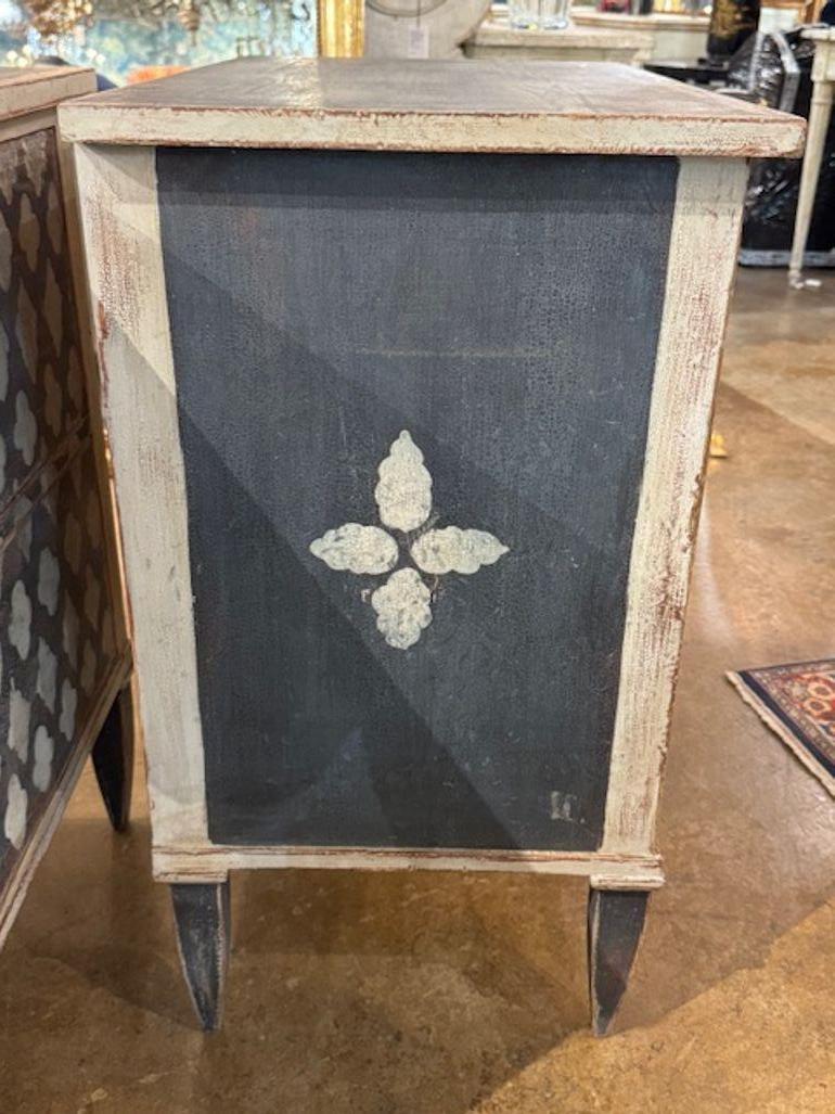 Dipinto a mano Pair of German Hand Painted Blue and White Neo-Classical Bedside Tables in vendita