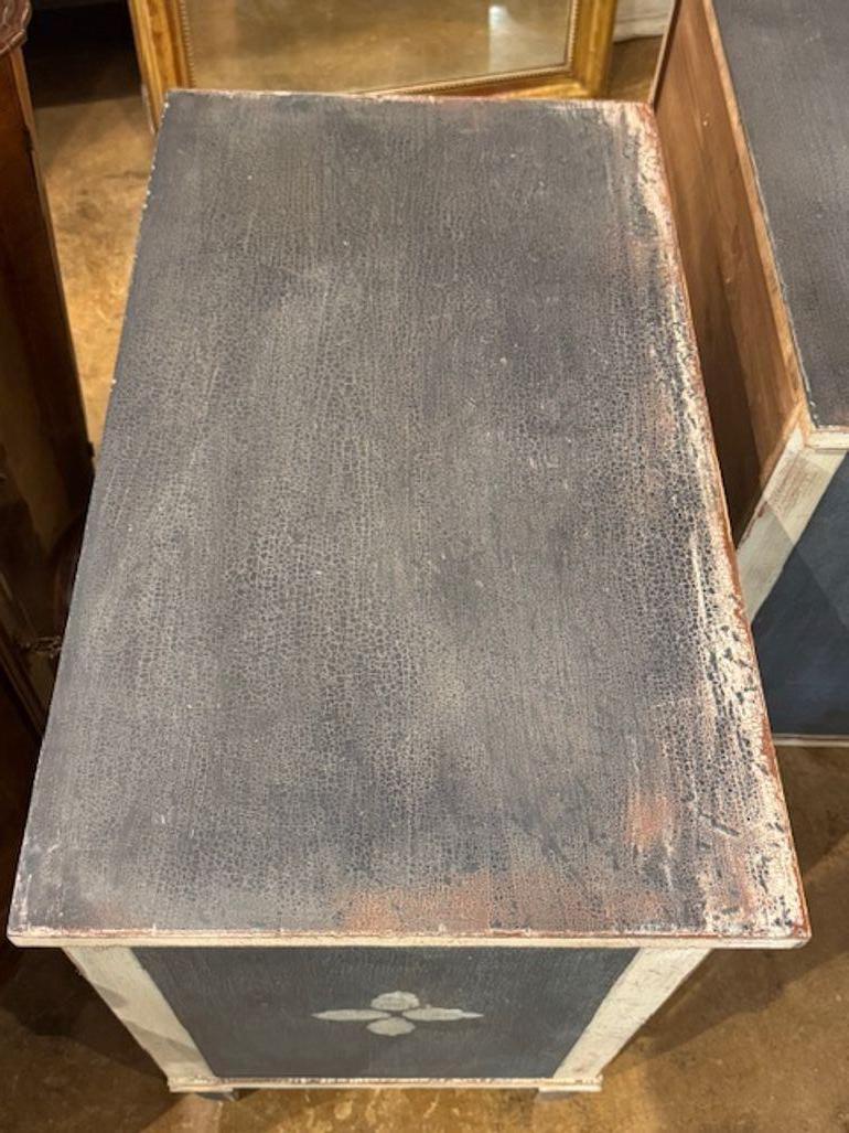 Pair of German Hand Painted Blue and White Neo-Classical Bedside Tables In condizioni buone in vendita a Dallas, TX