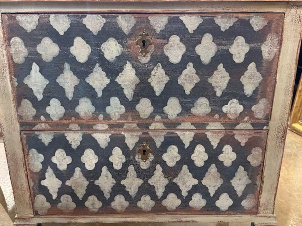 XXI secolo e contemporaneo Pair of German Hand Painted Blue and White Neo-Classical Bedside Tables in vendita