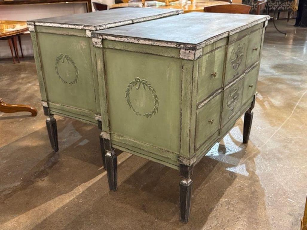 Néoclassique Paire de coffres allemands peints à la main en vert avec un design néo-classique en vente
