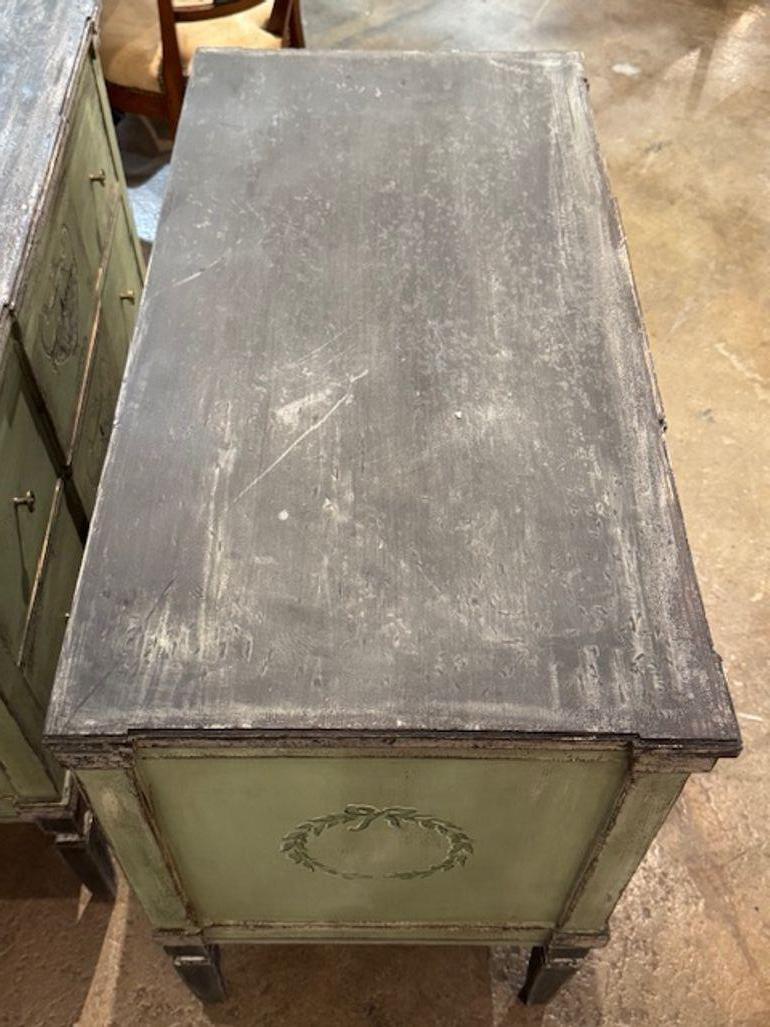 Allemand Paire de coffres allemands peints à la main en vert avec un design néo-classique en vente