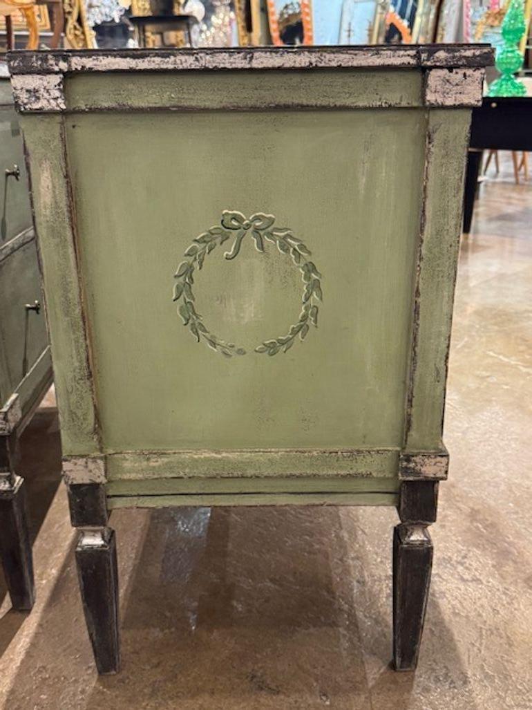 Peint à la main Paire de coffres allemands peints à la main en vert avec un design néo-classique en vente